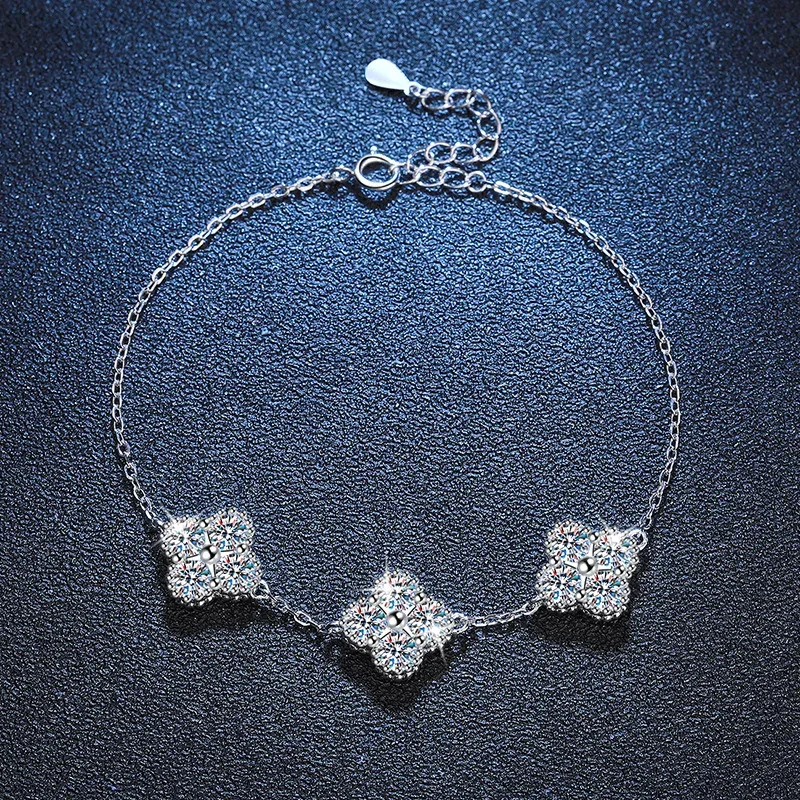 Bracciale in platino Moissanite PT950 di fascia alta con trifoglio a quattro foglie completo in oro 18 carati con diamanti D