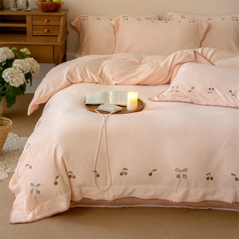 

High end thickened warm Class A silk fleece embroidered shell edge milk fleece four piece set