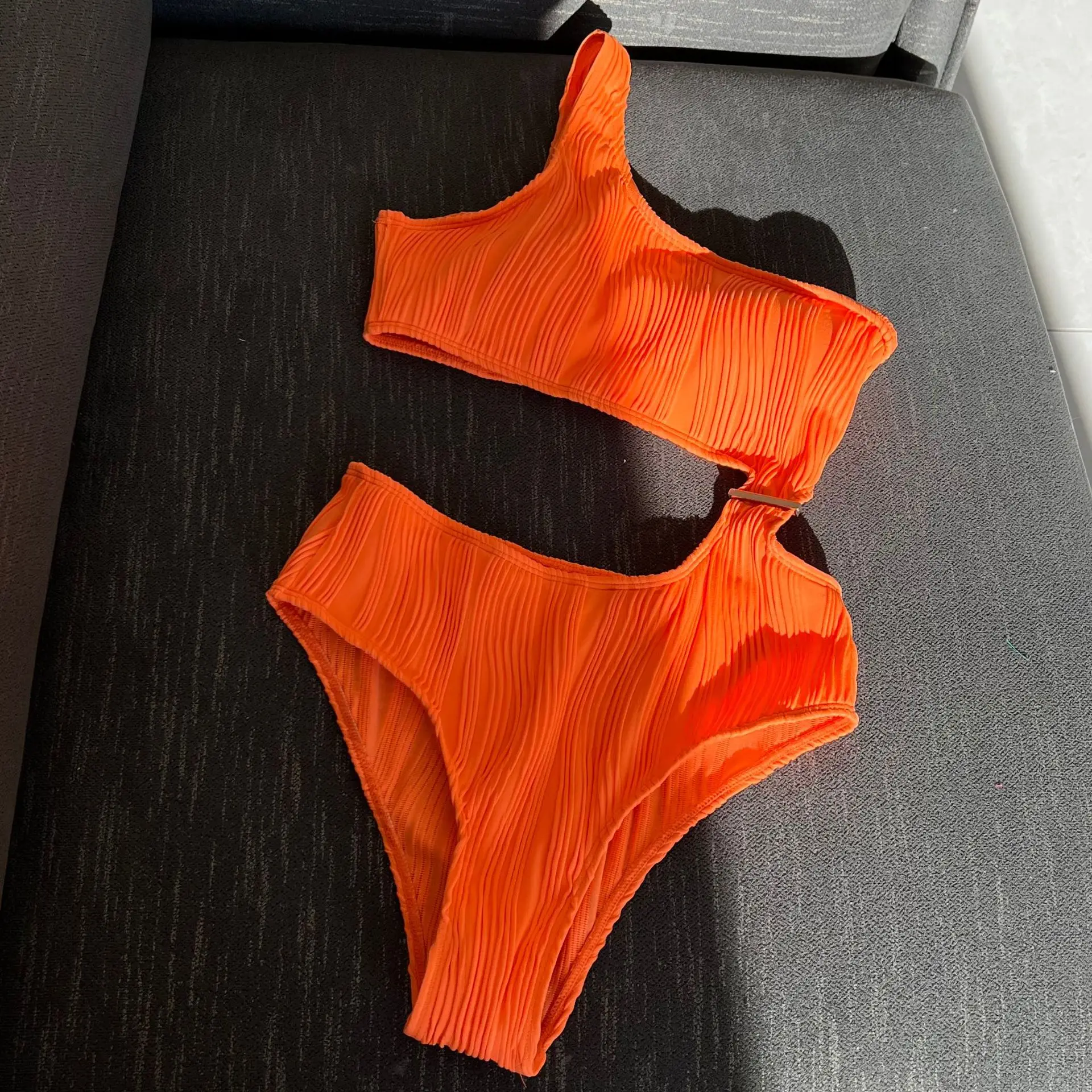 Nuevo traje de baño asimétrico recortado arrugado de una pieza, traje de baño para mujer, bañador acolchado de un hombro, traje de baño para nadar para mujer