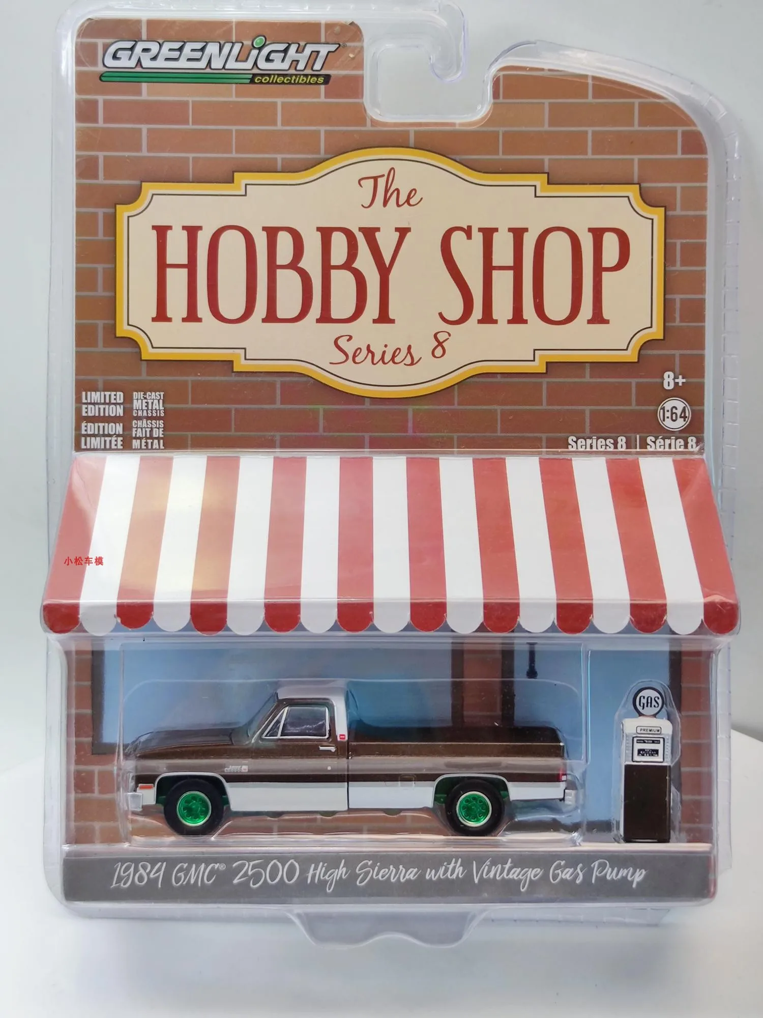 

1:64 1984 GMC 2500 High Sierra&Gas Pump Station Green Edition Collection of car models