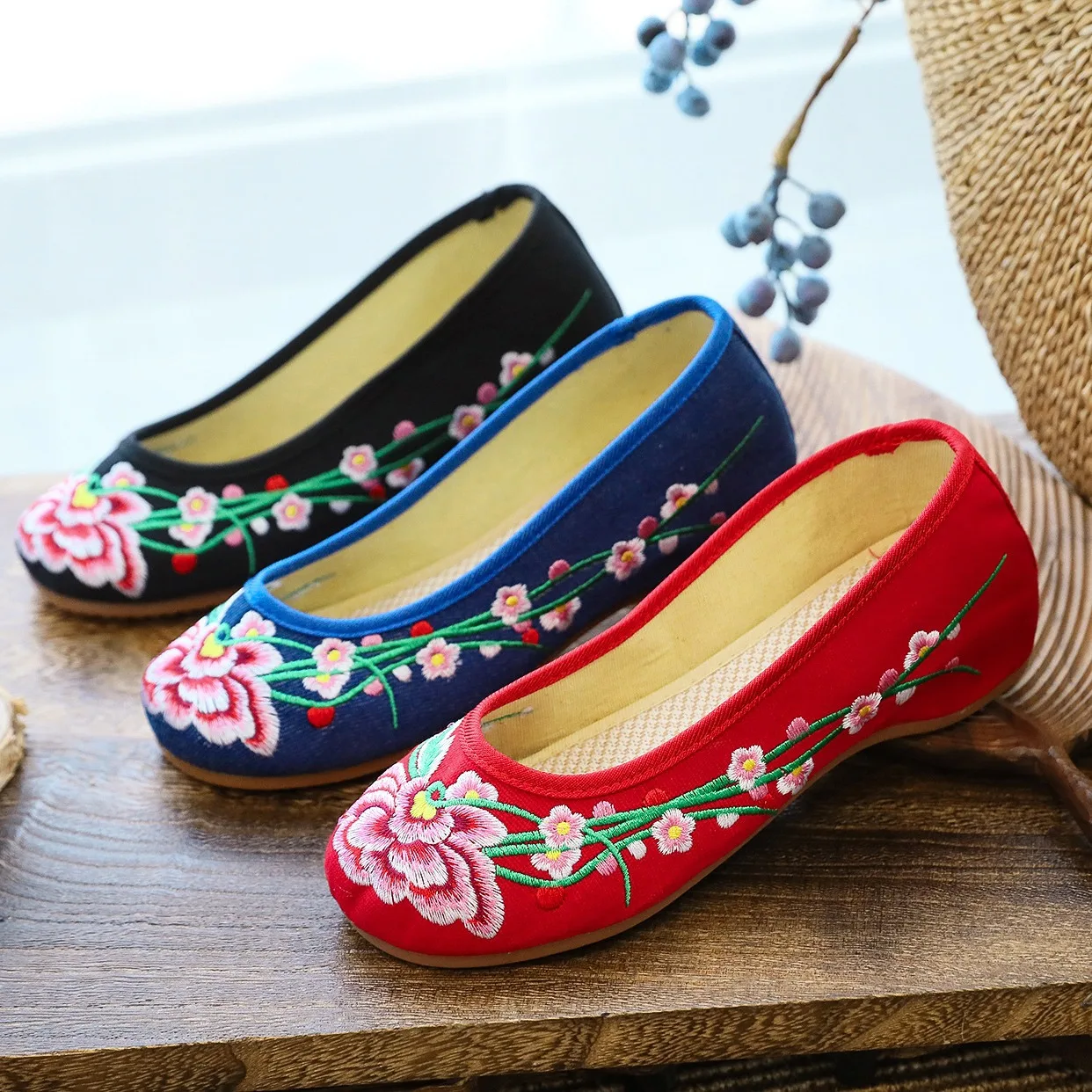 Size 35-41 Cloth Shoes Women Embroidered Ethnic Style Soft Sole Flat Chinese Flower Canvas Hanfu Shoes