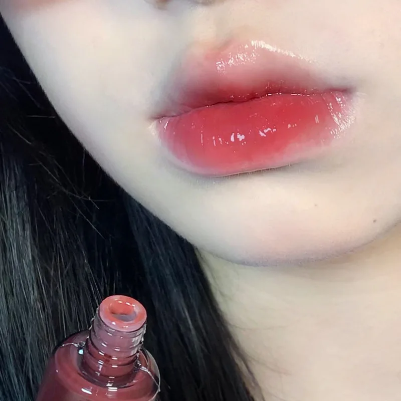 Glass Finish Lip Glaze. Glossy, hydrating texture, glides smoothly on lipslong-lasting and non-sticky for daily makeup.
