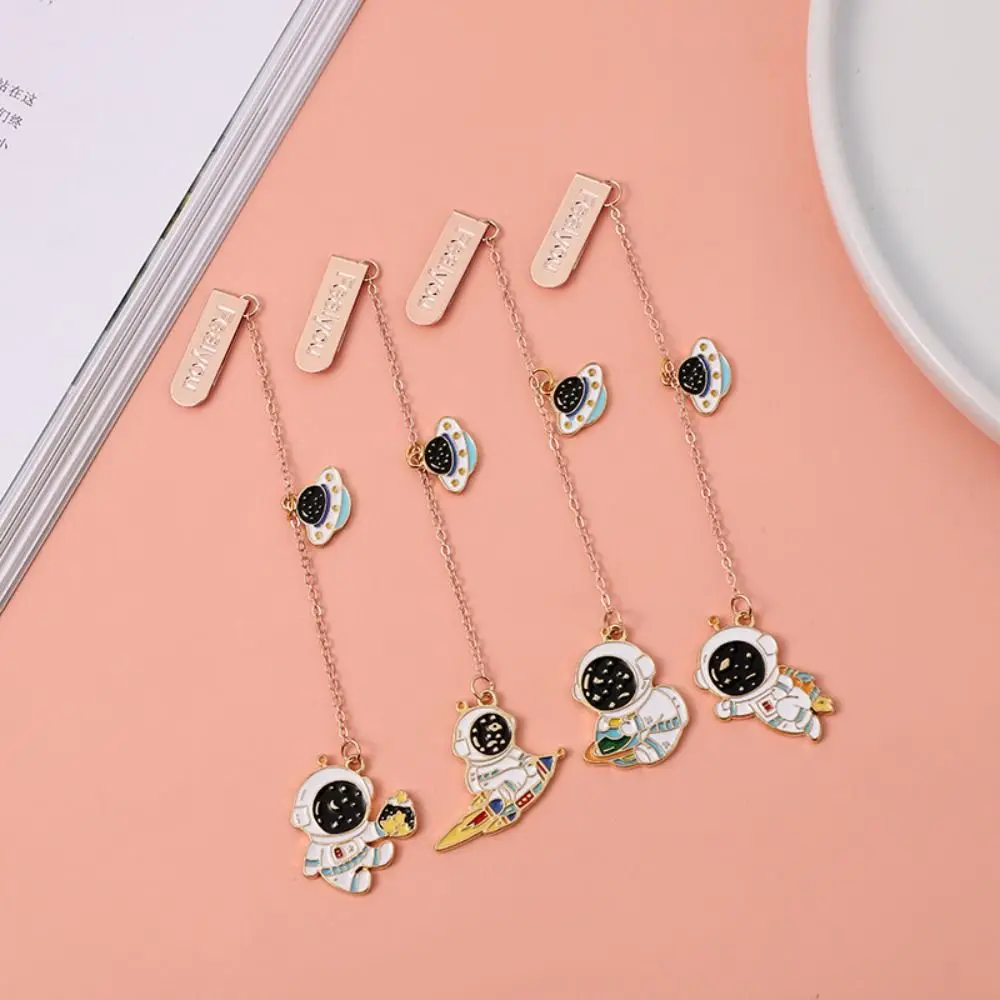 2pcs Metal Chain Bookmark Moon Walk Astronaut Astronaut Pendant Marque Page Mark of Page Reading Book Holder