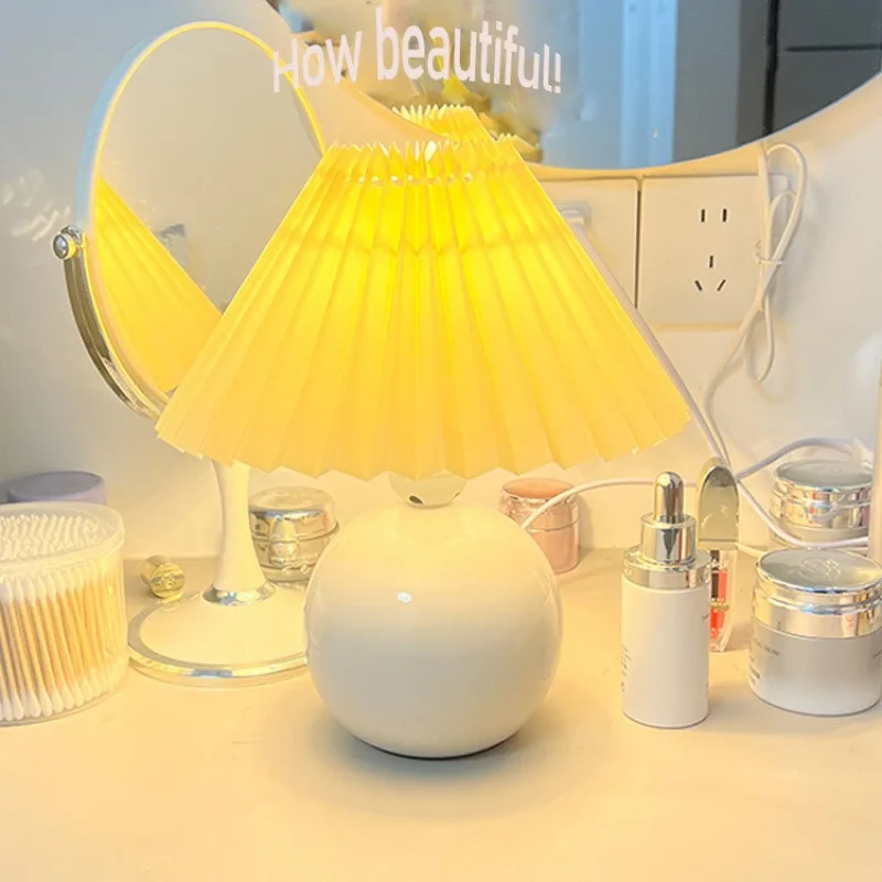 

Nordic ceramic pleated table lamp, Nordic ins style bedroom bedside lamp, net red light