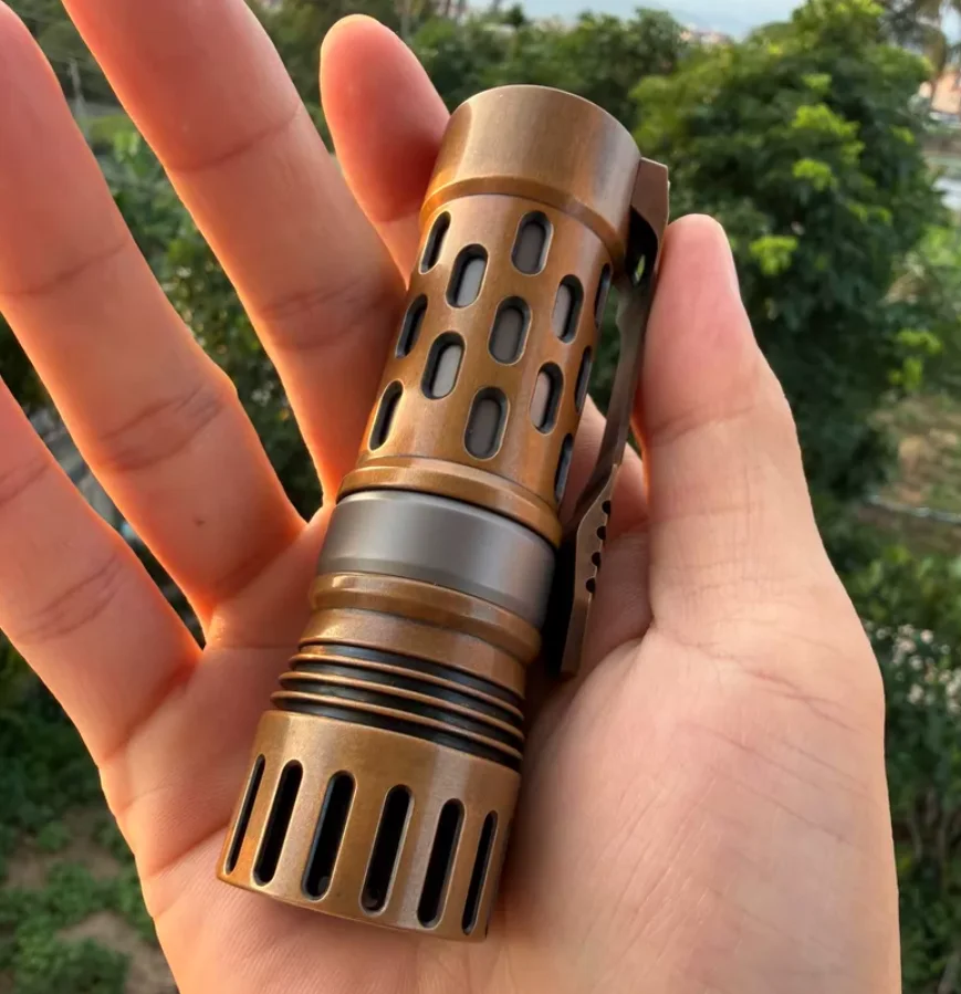 Used EDC HTP WORKS flashlight copper H17 single eye PM1 high beam lamp bead inner titanium alloy Torch Lamp decompression toy