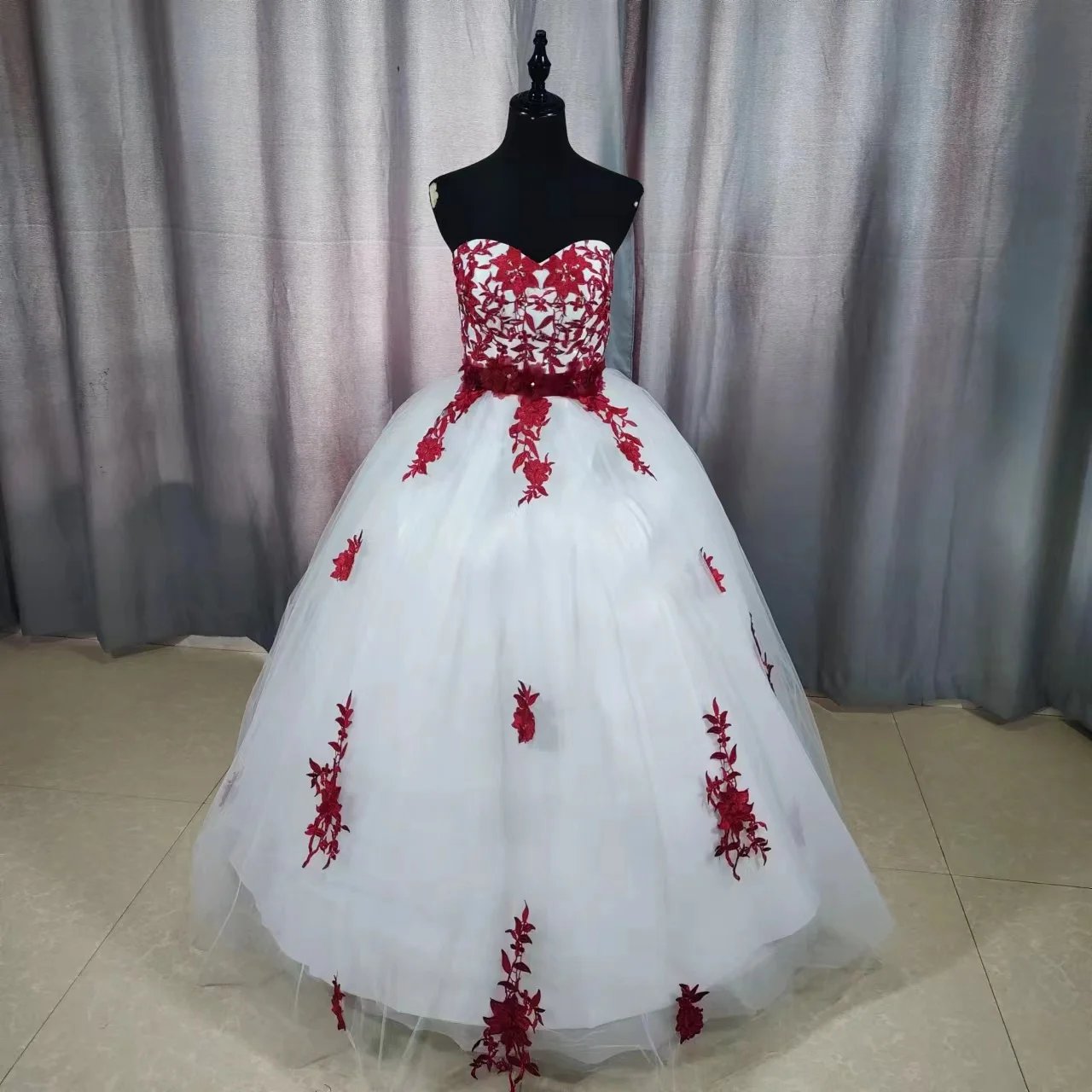 فساتين Quinceanera بدون حمالة لحفلة موسيقية ، فستان حفلة ، تطريز دانتيل ، ثوب كرة ، زهور ثلاثية الأبعاد ، موضة كلاسيكية ، حلوة ، مقاس كبير ، أسود ، أحمر