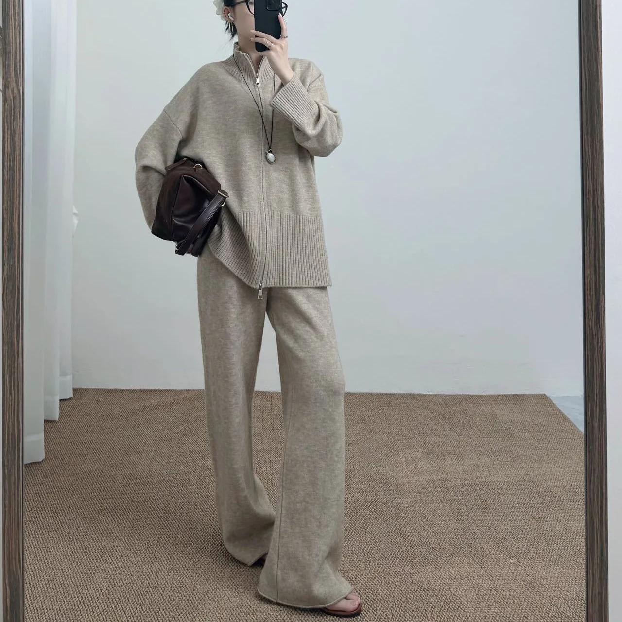 Setelan Dua Potong Kasual untuk Wanita dengan Cardigan Rajut Gaya Longgar Berwarna Solid dan Rok dengan Ritsleting Ganda.