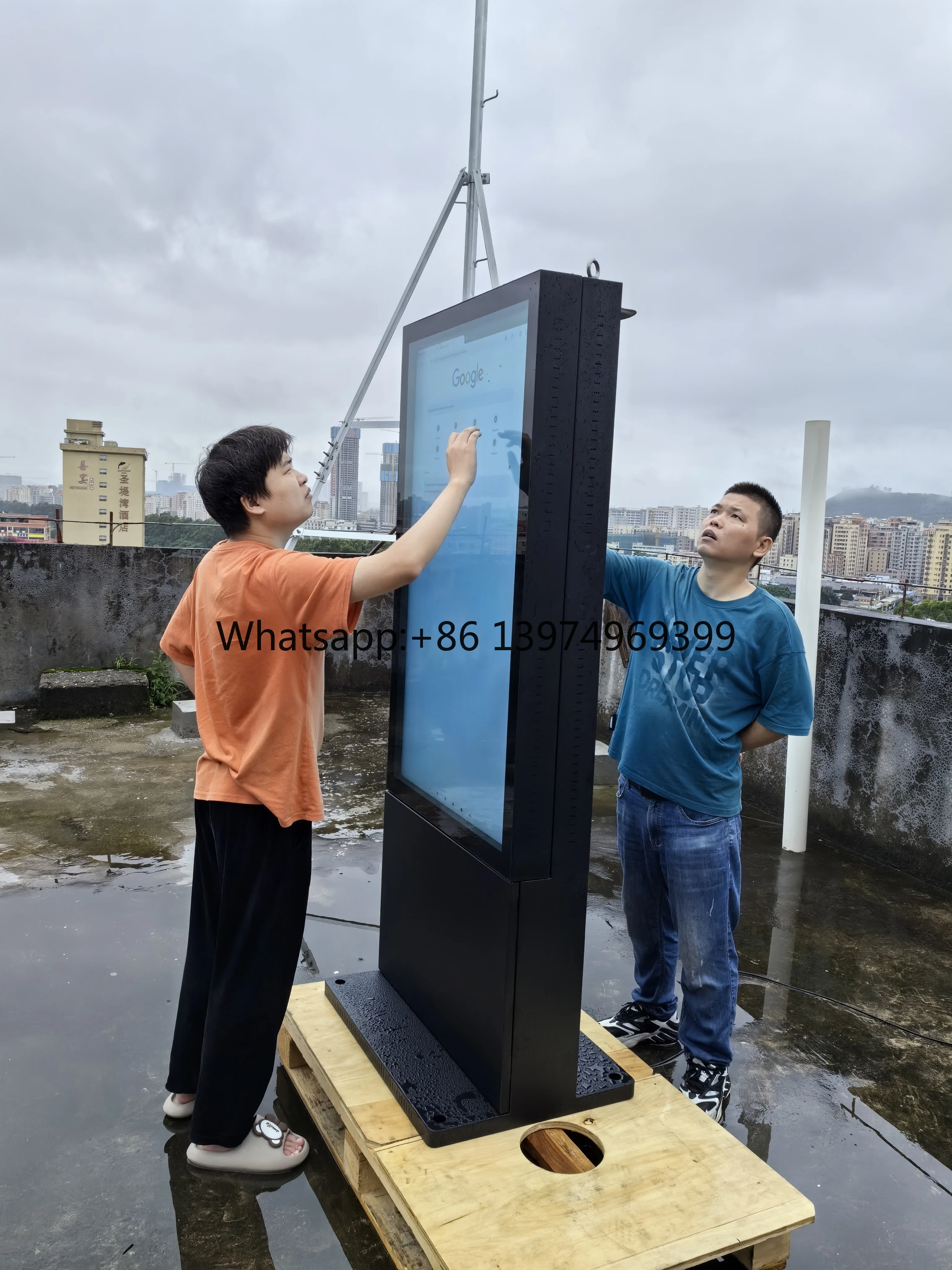 55-Inch High Brightness Android Wi-Fi IP67 Outdoor Kiosk 2500nits High Brightness Digital Poster Signage Displays for Standing
