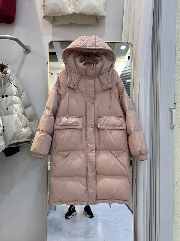 سترة نسائية طويلة بلون سادة شتوية جديدة بغطاء للرأس سميك ودافئ وجيب كبير سترة فضفاضة من ريش البط الأبيض