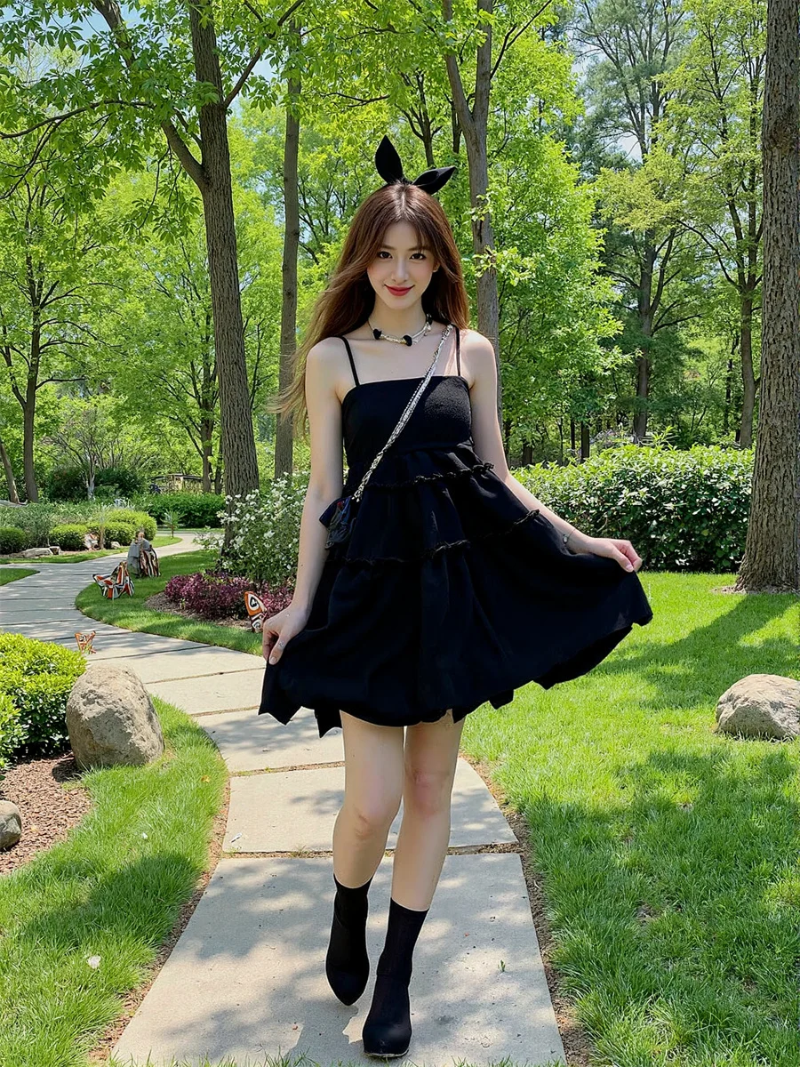 فساتين نسائية قصيرة أنيقة بحزام سباغيتي نحيف صيفي بفتحة جانبية عالية فتحة مقسمة مقسمة بفتحة مفرغة