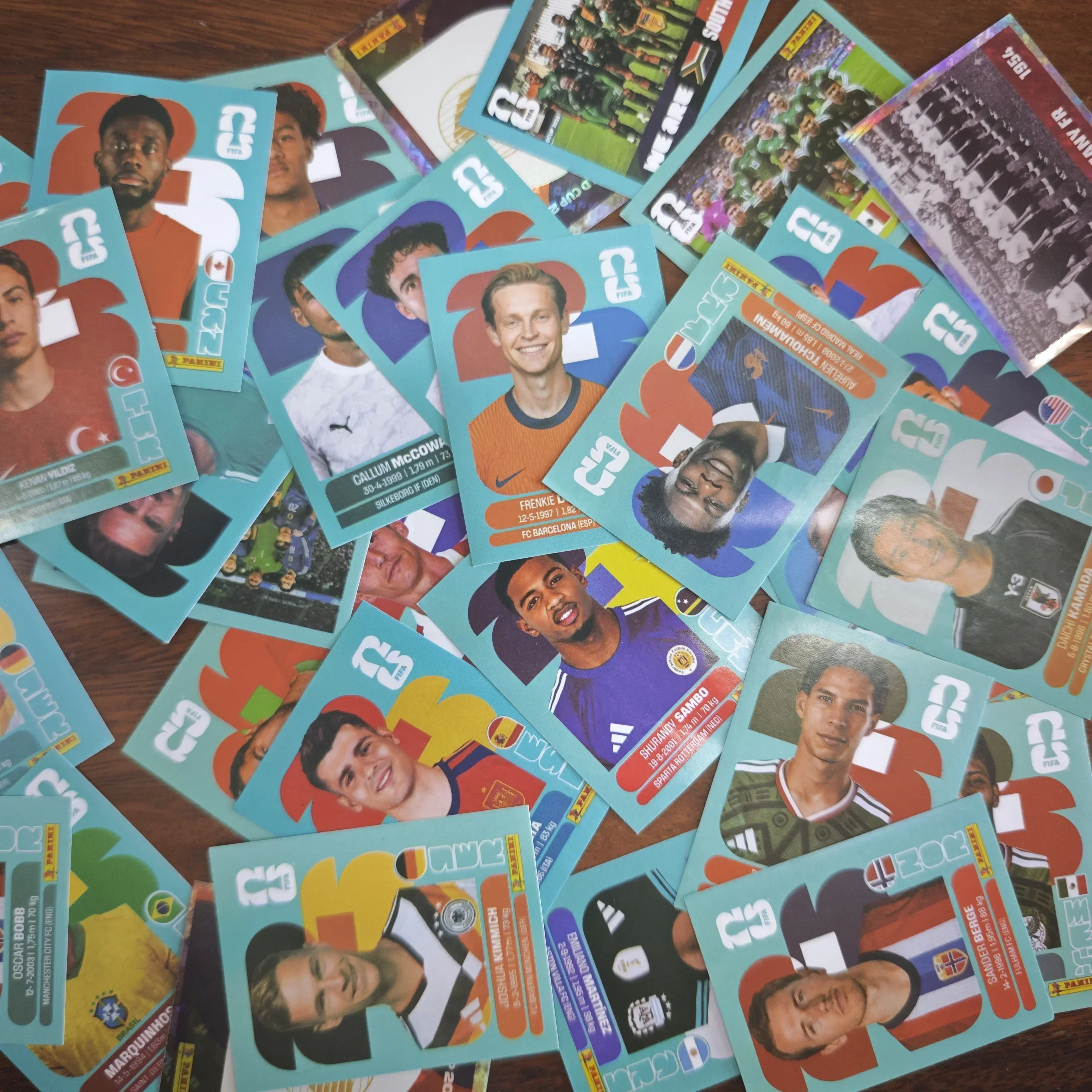 Original Panini FIFA Weltmeisterschaft 2026 Komplette Aufkleberbox, 50 Packungen Fußball-Aufkleber, Sammlerstück Souvenir für Fußballfans – Detail 6