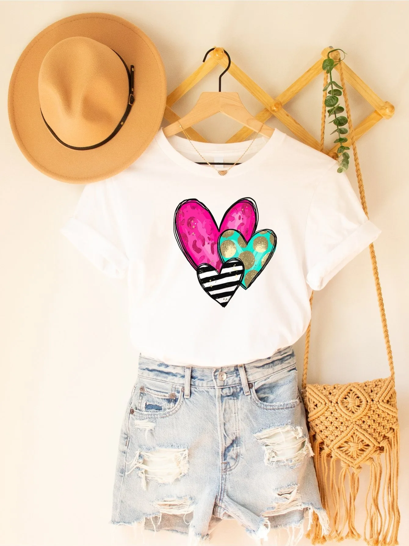 Camiseta feminina com gola redonda e estampa de coração para o dia dos namorados – blusa casual de primavera e verão