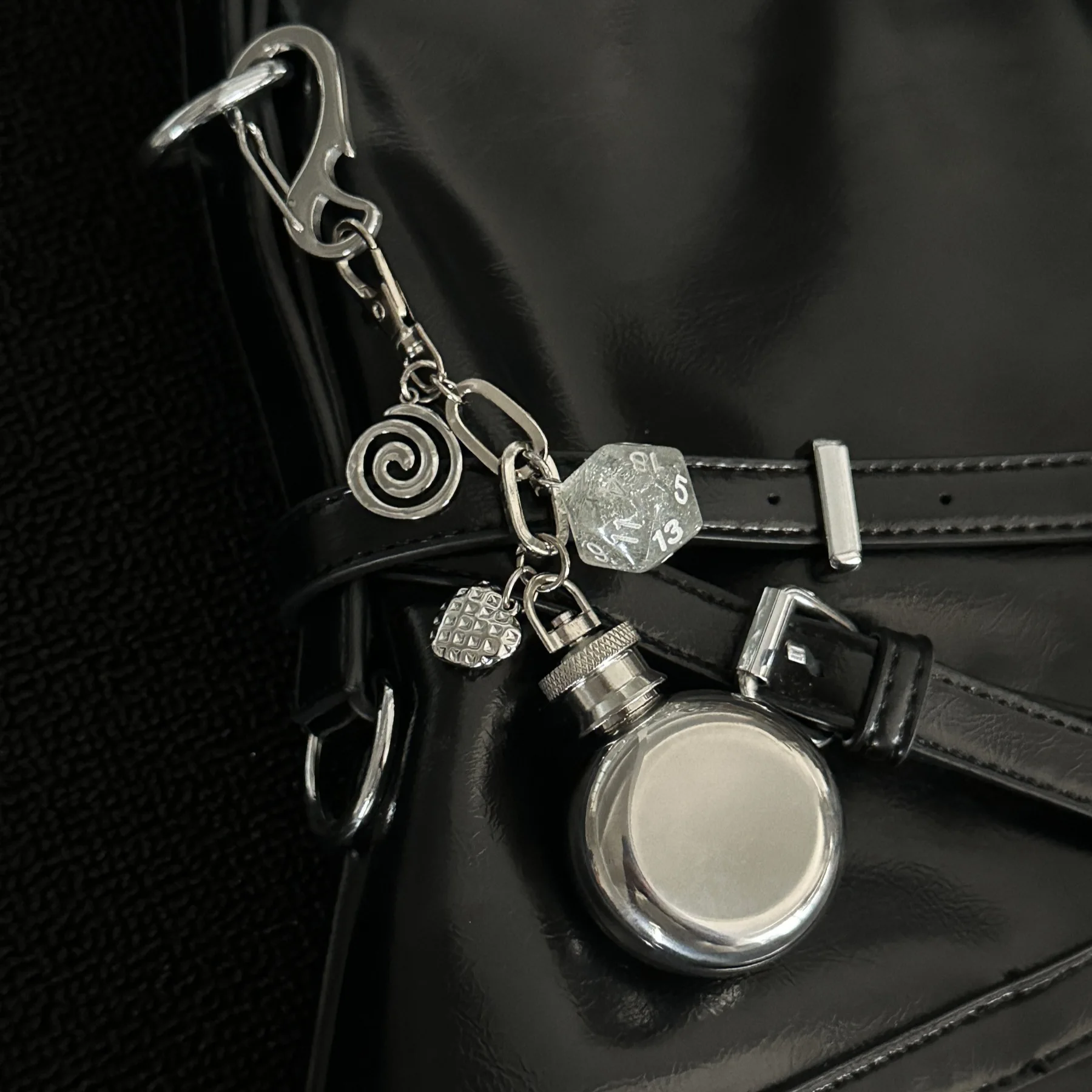 Mini Hip Flask Keychain Vintage Bottle Pendant Key Ring Pocket Flask Charm Pants Chain Belt Loop Hanging Accessory for Men Gift