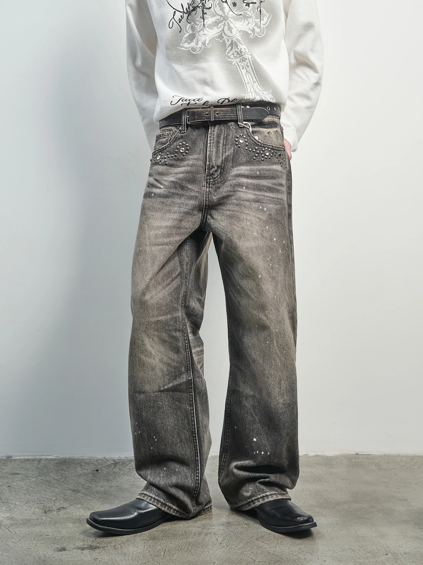 Calça Jeans Mr. Black American Retro Lavada com Efeito Desgastado e Rebites, Corte Reto e Perna Larga, Unissex, para Casal e ...