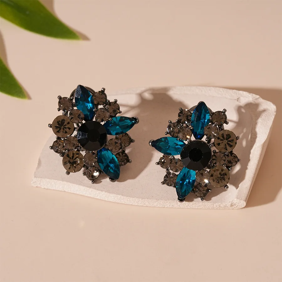 Retro light luxury niche diamond-encrusted flower silver needle earrings, court temperament high-end petal earrings for women
