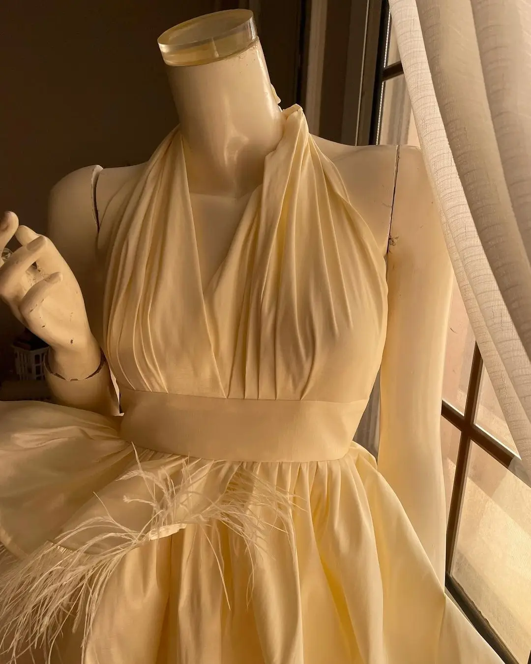 Vestido de graduación con cuello Halter escalonado, traje Formal sin mangas, con plumas, color amarillo claro, para noche, cóctel corto, novedad de 2023