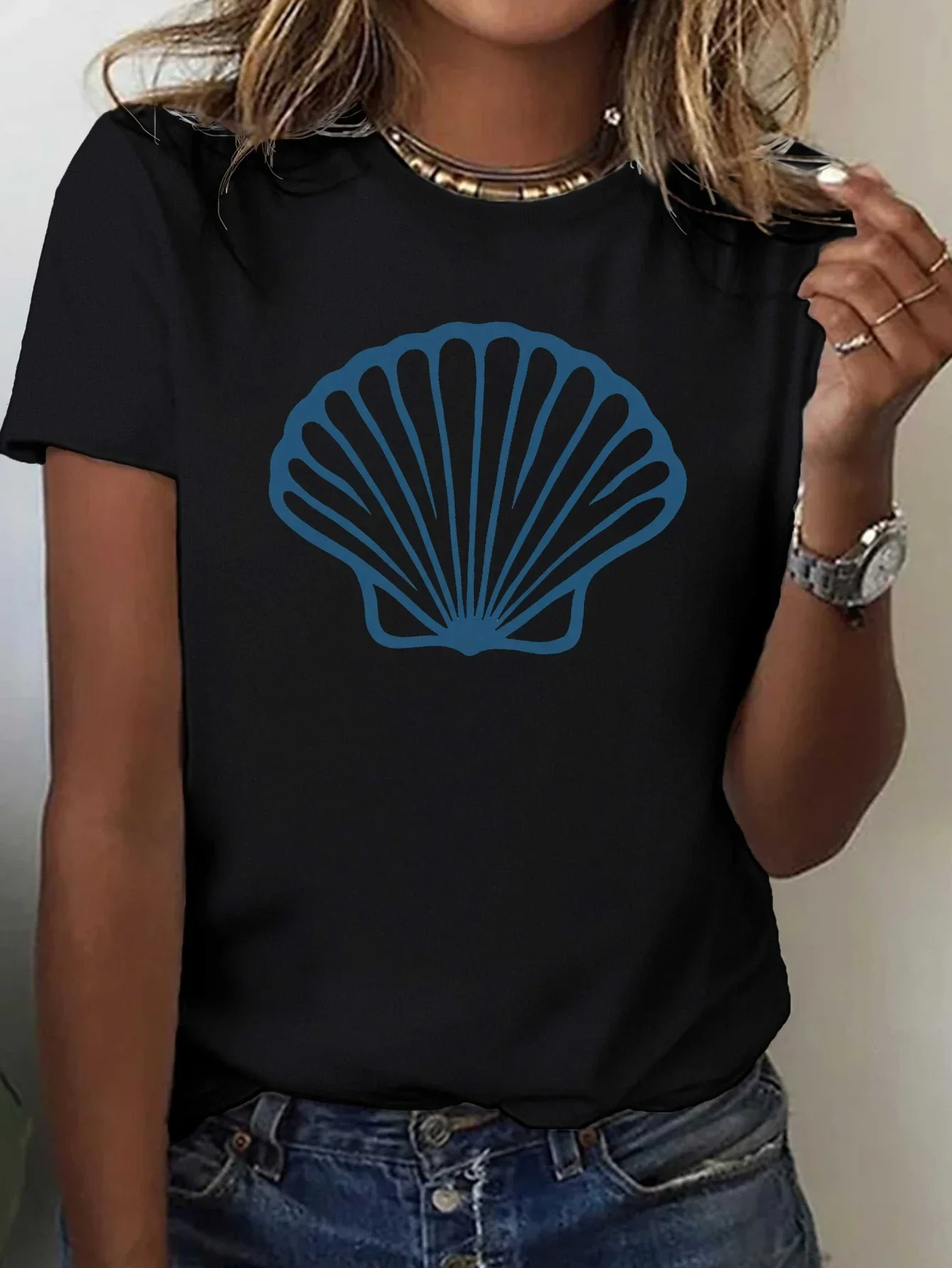 Camiseta suave para elendo a dne para mujerTop blanco con patron de concha azul marinotraje غير رسمي de verano cuello redondo
