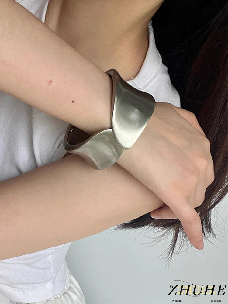 

The Retro Frosted Interlaced Bracelet Is A Perfect Jewelry Accessory For The Women's Carnival To Give To Your Girlfriend