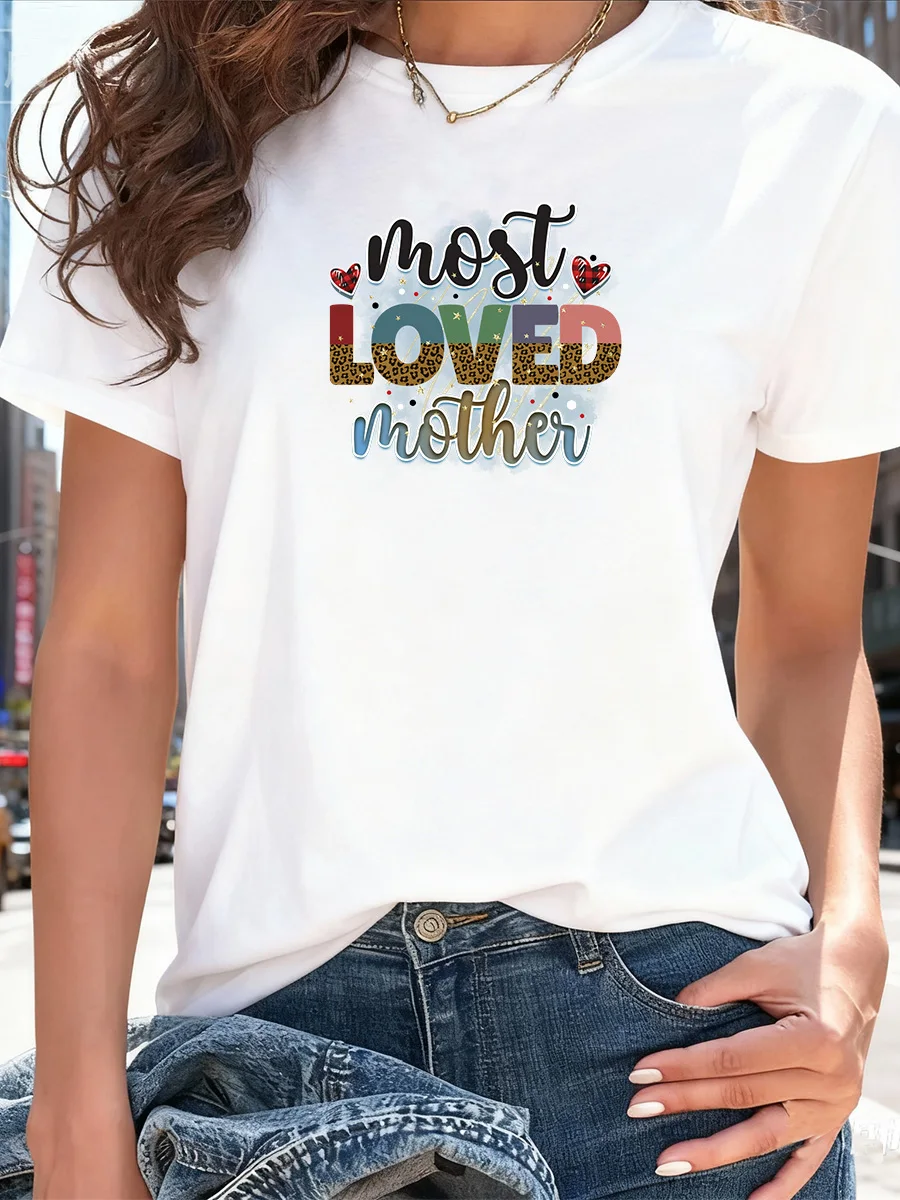 Camiseta gráfica blanca de manga corta "Most Loved Mother" con detalles de corazón y purpurina