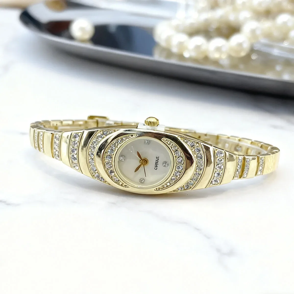 

1 шт. — Овальные женские часы с бриллиантами, модные и простые, с браслетом из сплава и стальной цепочкой, стильные часы