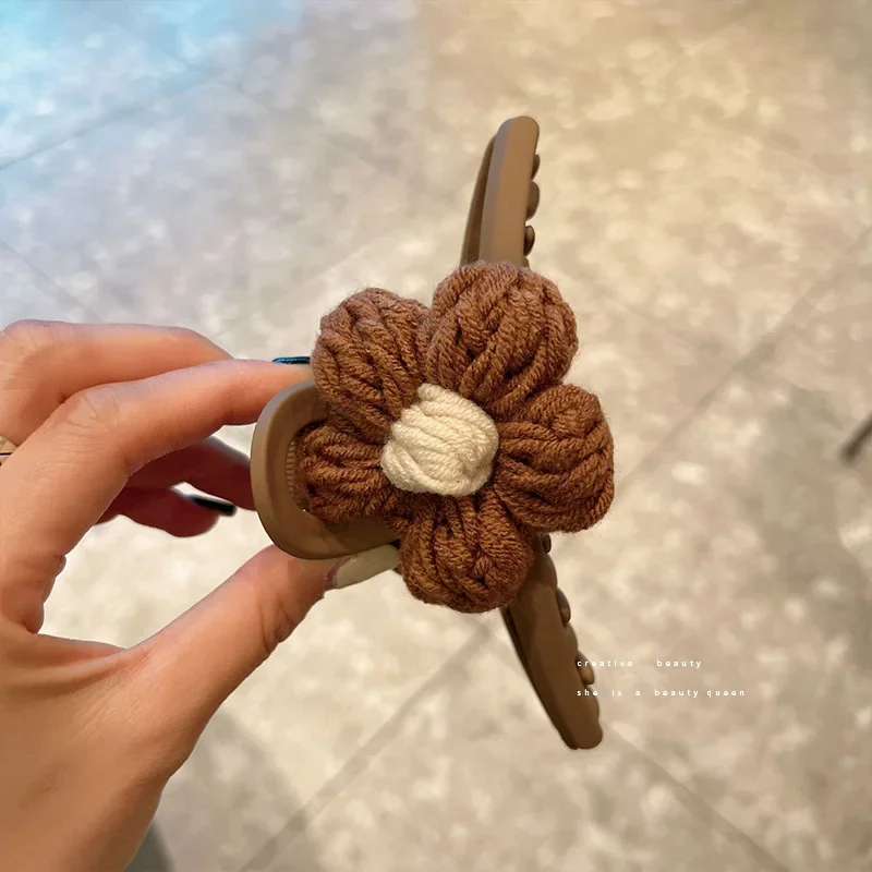 Knitted Floral Hair Claw Clip French Plush Wool Large Hair Clip Autumn Winter Barrettes Acrylic Headdress Hair Accessories Women