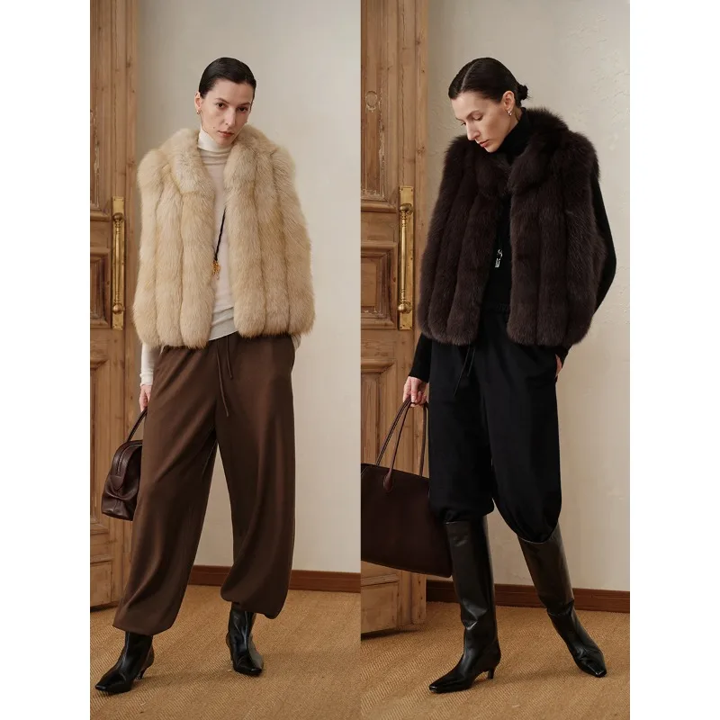 スタイリッシュに重ね着された、フィンランドから輸入されたブルーフォックス、背毛、スタンドカラー、縦列の毛皮、ベストショートシュジュエジン