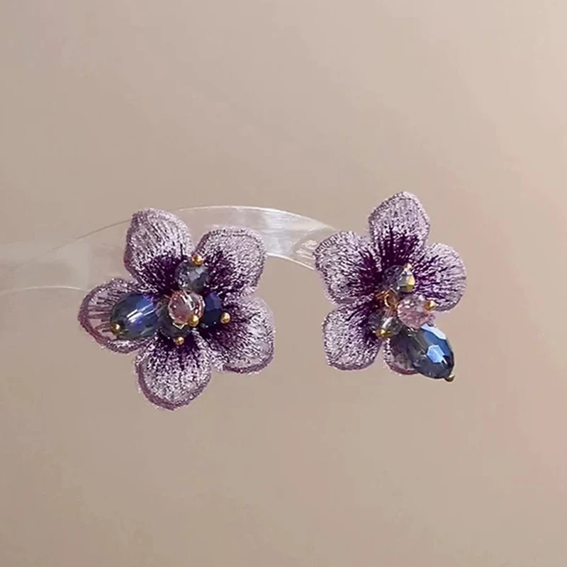 orecchini-raytimone-con-fiori-viola-ricamati-e-cristalli-gioielli-per-orecchie-romantici-e-alla-moda-con-design-originale