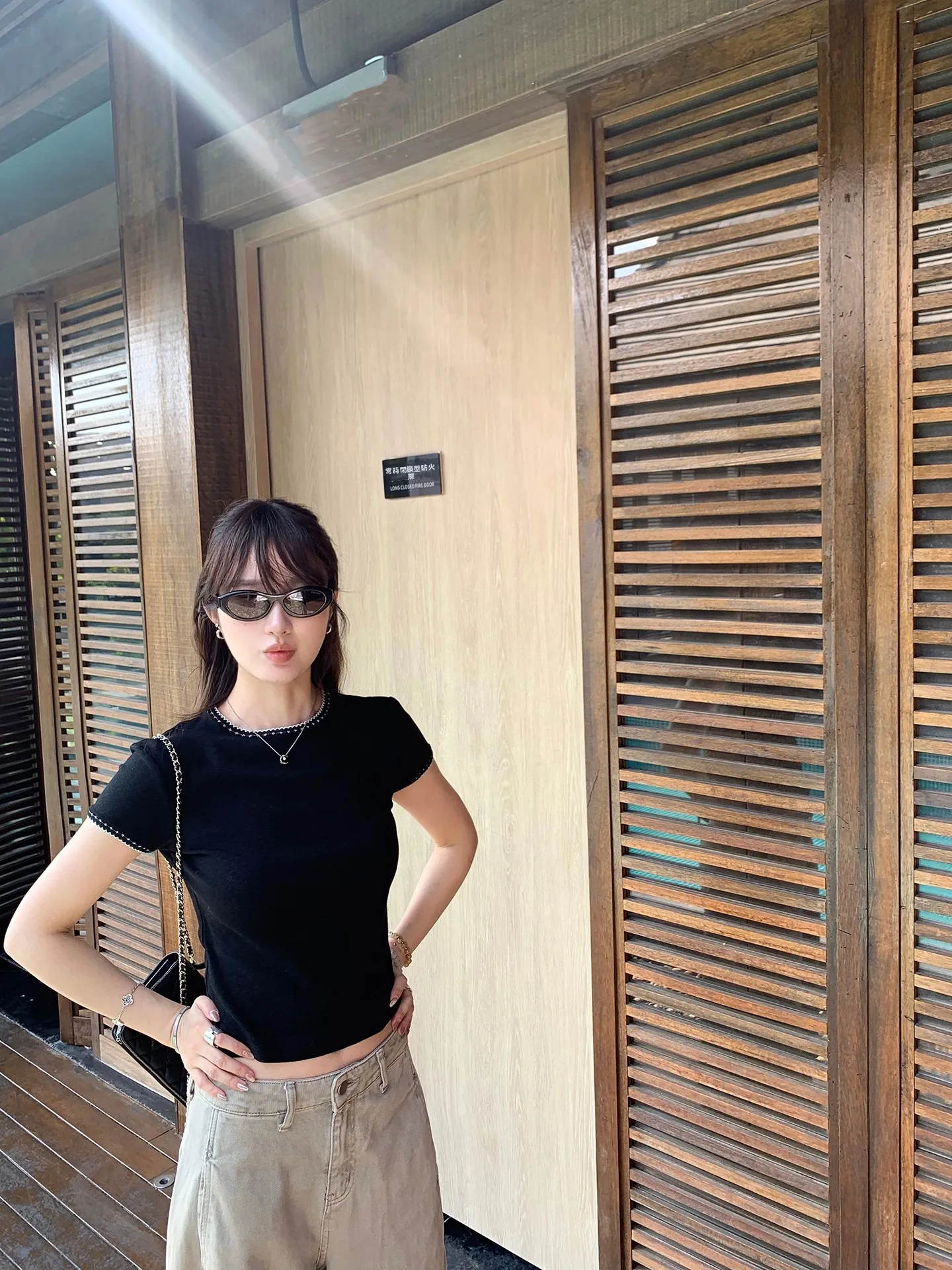 

Женская комфортная футболка White Studio с коротким рукавом, вышивкой, цветными блоками, круглым вырезом, облегающая, из смесового хлопка, весенняя мода