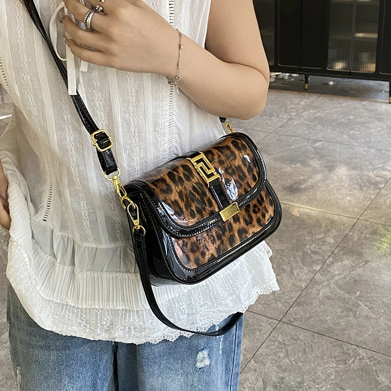 

Classic Vintage Messenger Bag With Solid Color And Unique Design For Women Business Commuter Purse