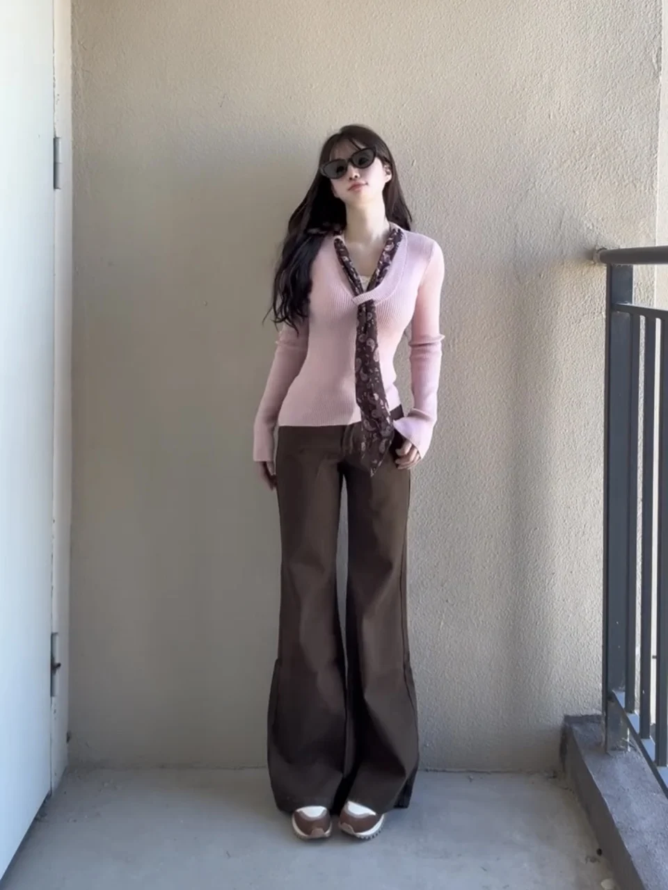 Damski sweter z dekoltem w serek, dopasowany, do noszenia pod spód, z ozdobną wstążką, różowy, krótki, w stylu koreańskim, z wzorem w kropki, rozpinany kardigan.