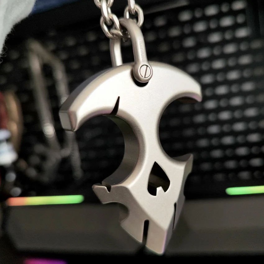 ET Shield Titanium Alloy Multi Functional Necklace Pendant Outdoor Portable EDC Car Emergency Window Breaking Tool