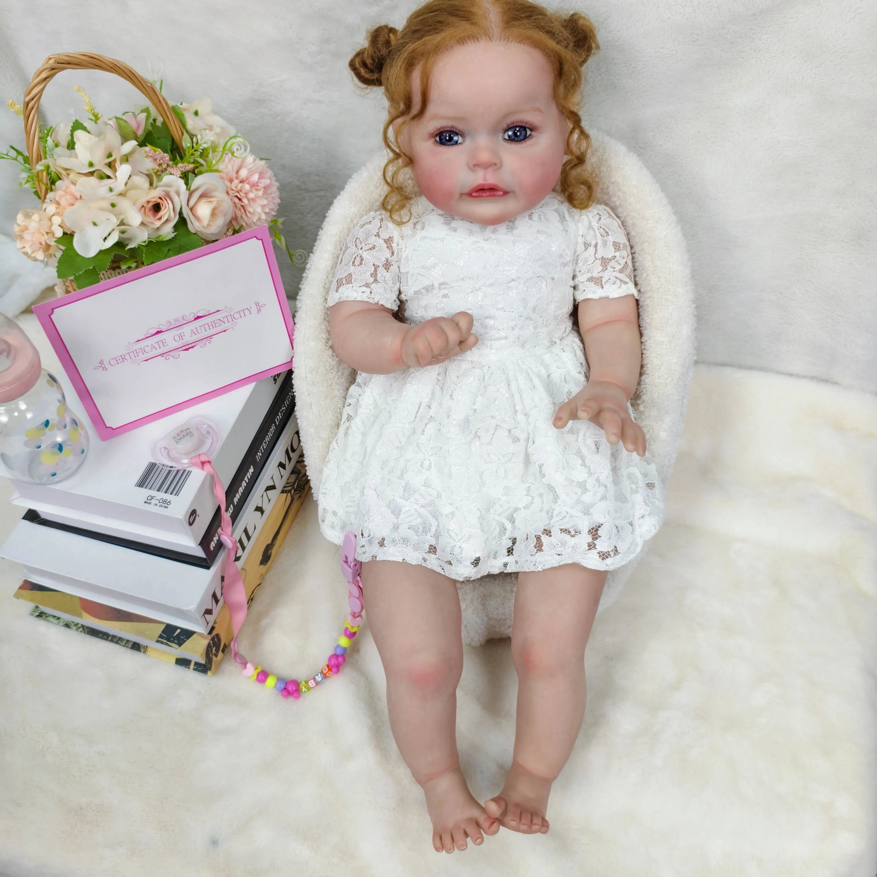 Muñeca Reborn de vinilo de 22" - Pelo largo y rizado rubio coleccionable raro, ojos azules, vestido blanco, soporte para sentarse posable, caja de regalo