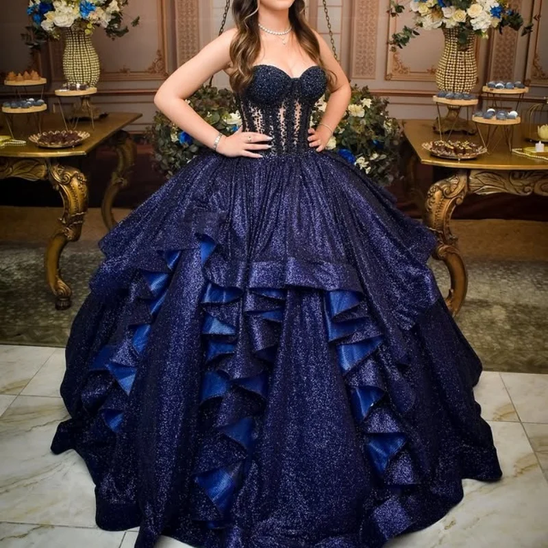 فستان Quinceanera باللون الأزرق الداكن اللامع من الدانتيل بطبقات مكشوفة الأكتاف من التول والكريستال فيستدوس دي 15 Quinceanera ﻿ تخصيص