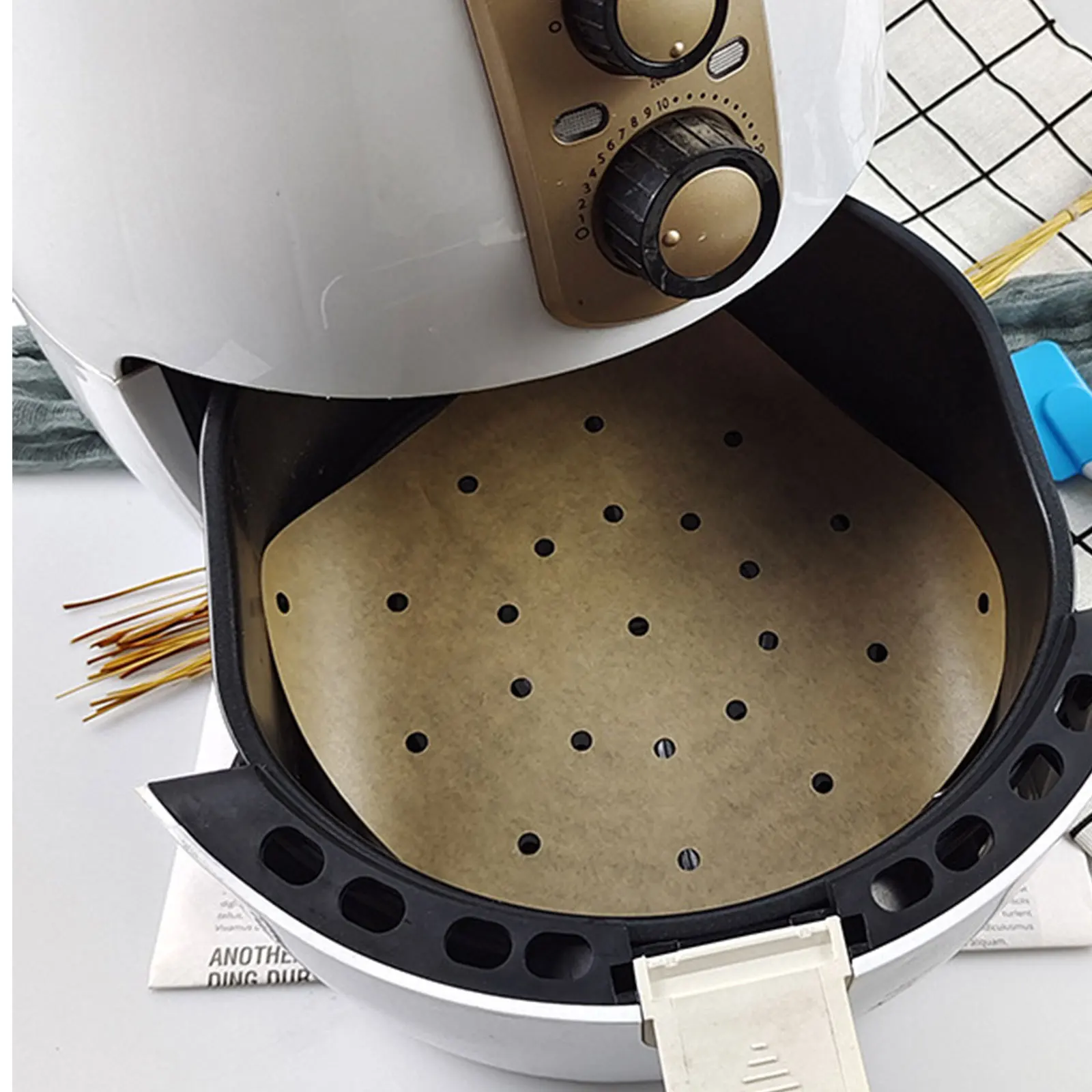 

200 Sheets Air Fryer Parchment Oil Absorbing Non Stick Baking Paper Liners Heat Resistant Practical for Cookies Pastries Bread