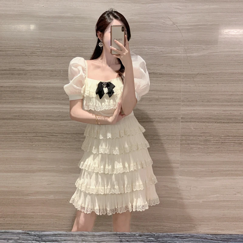 

2024 New French Fashion Sweet Pleated Lace Spliced Bow Cake Dress Women Square Collar Patchwork Short Sleeve Mini Dress G300