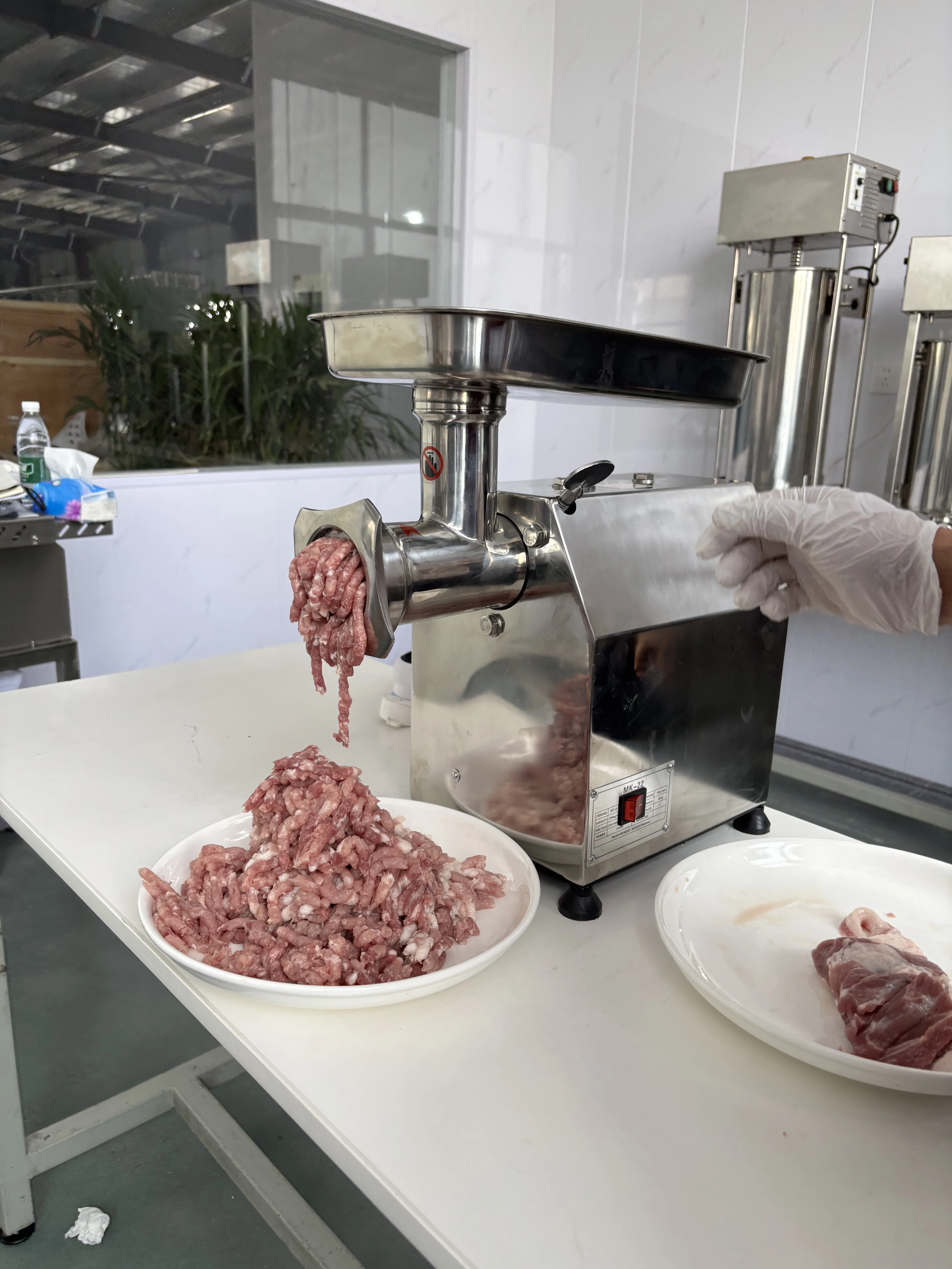 320kg/h Multi-function Home Kitchen Meat Mincer Slicer Food Grinder Machine Automatic Electric Meat Grinder Powerful 1800W