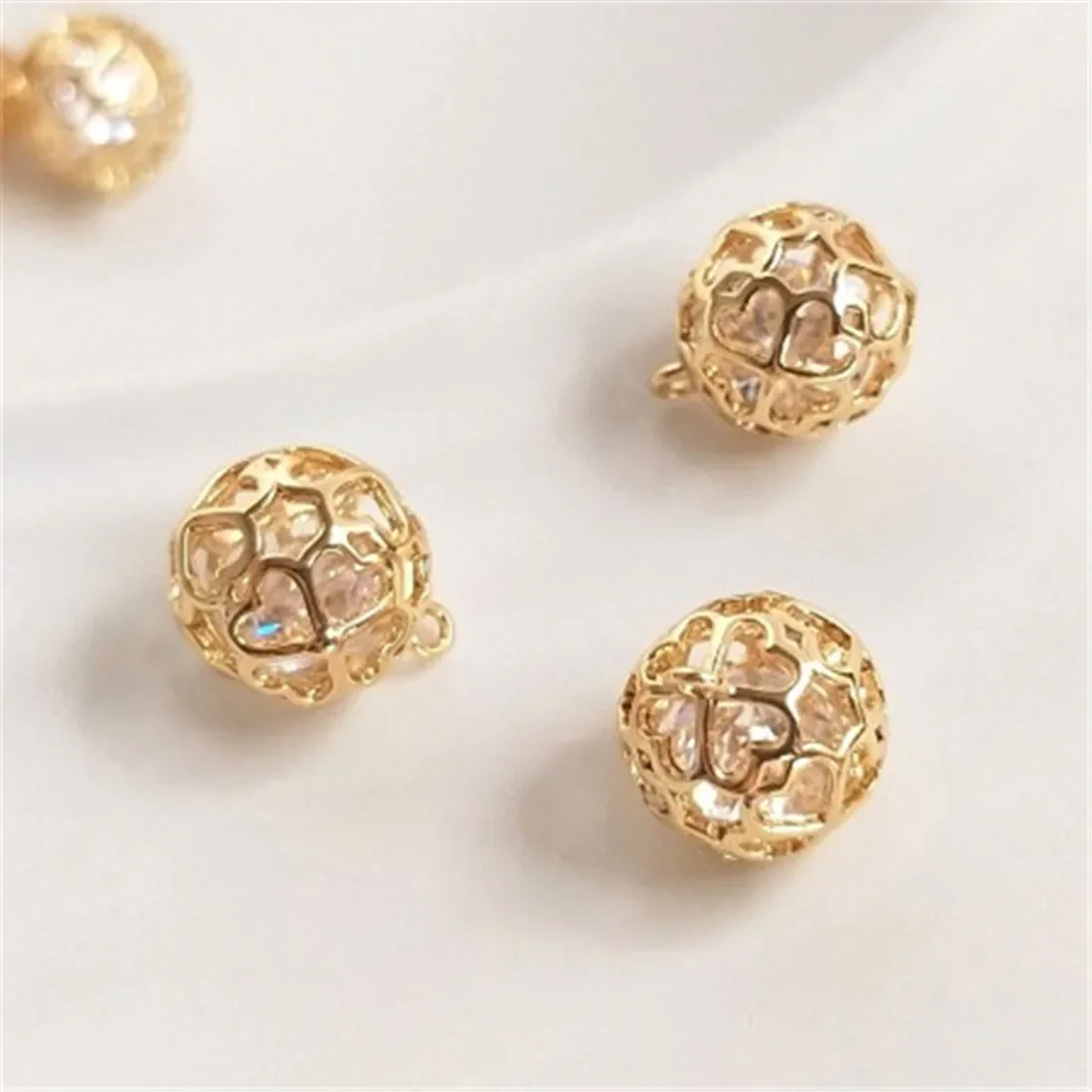 

14K Gold-plated Zircon, Dynamic Heart, Hollowed Out Flower Ball Pendant, DIY Bracelet, Necklace, Jewelry Accessories D077