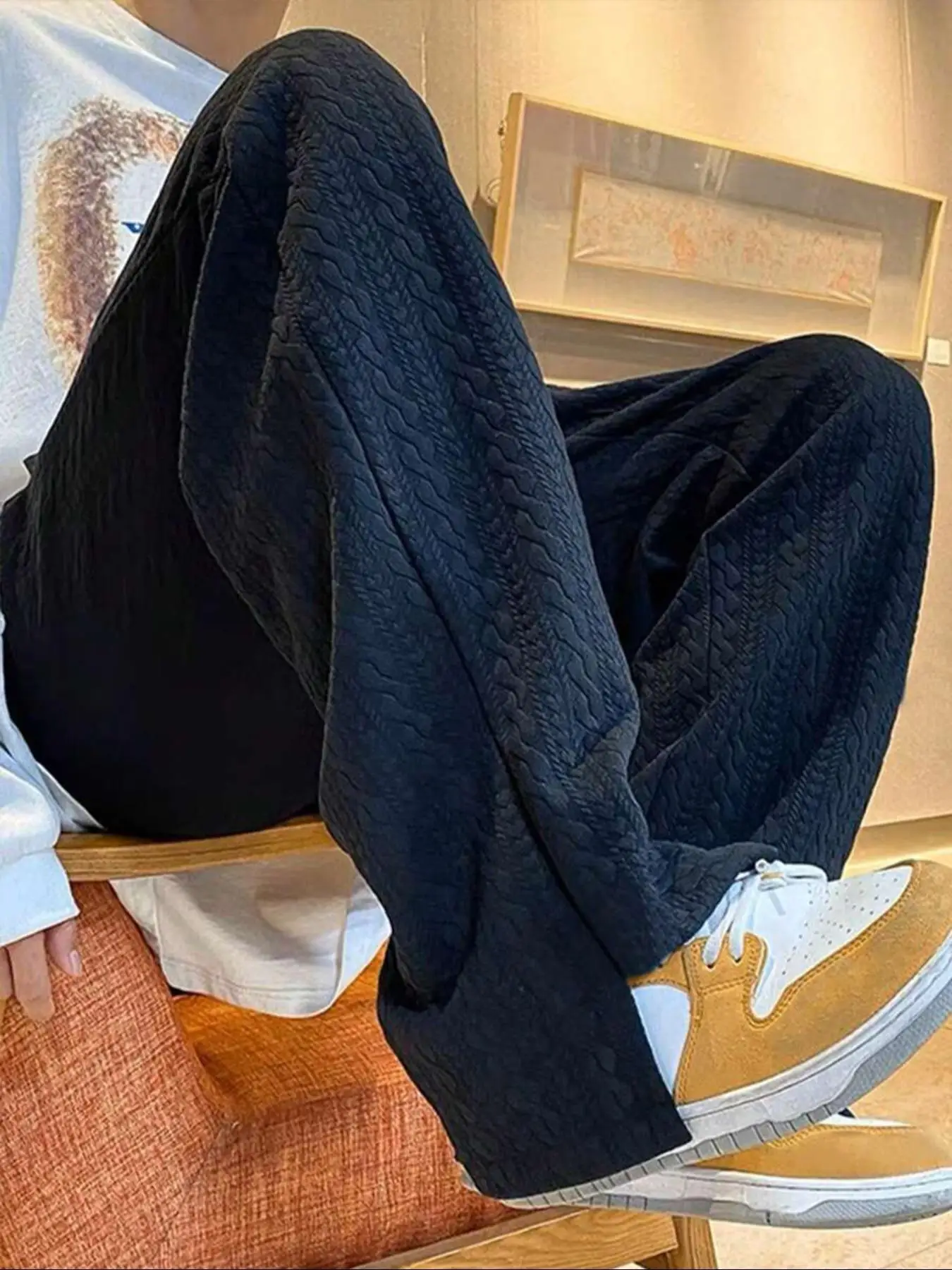 Herren Casual Minimalistische Jogginghose mit Buchstabendruck, Geteilter Saum, Strukturierter Jacquard-Stoff, Kordelzug am Bund, Komfortabler Schnitt – Detail 12