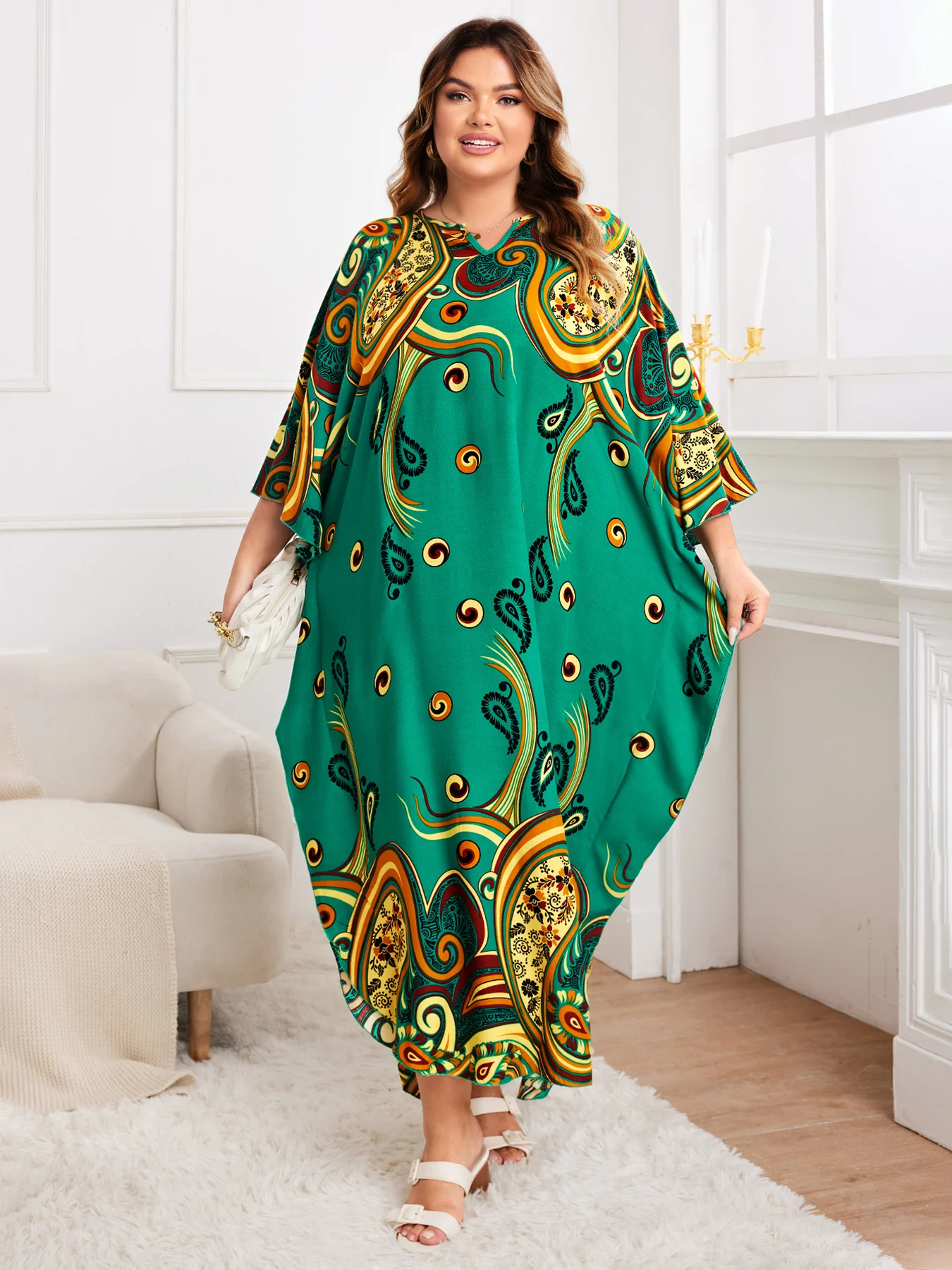 Frühling und Sommer im neuen Stil aus dem Nahen Osten, elegante, lockere Robe, europäischer und amerikanischer Urlaub am Meer, bedrucktes, geschlitztes langes Kleid, modisches Temperament, Pendelkleid mit V-Ausschnitt und Übergröße