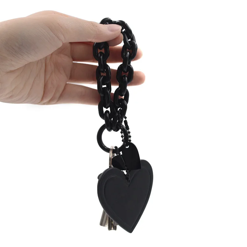 LLavero de cuero con corazón de amor, colgante de bolso, etiqueta con cadena negra, letra personalizada