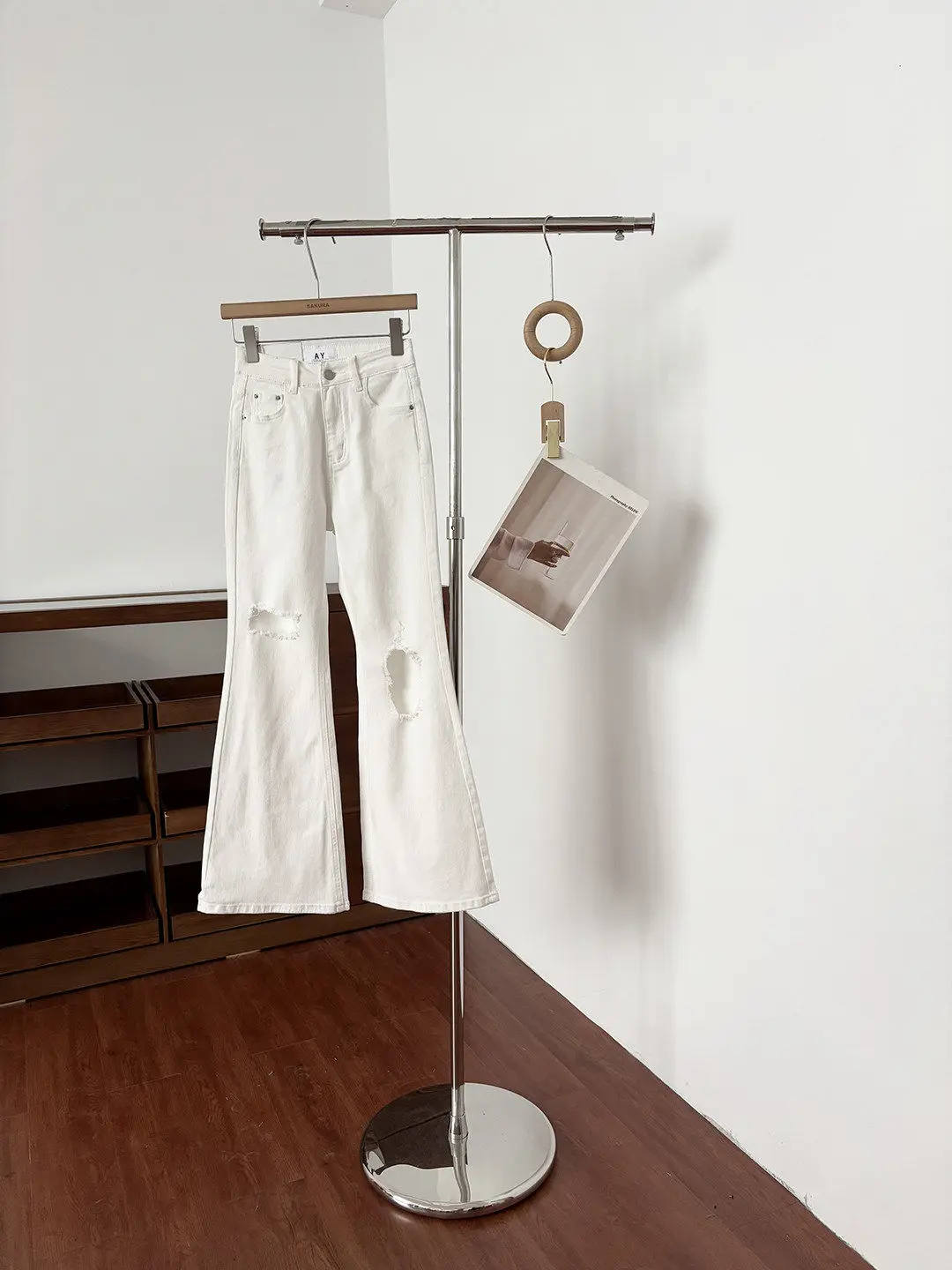 10 white m