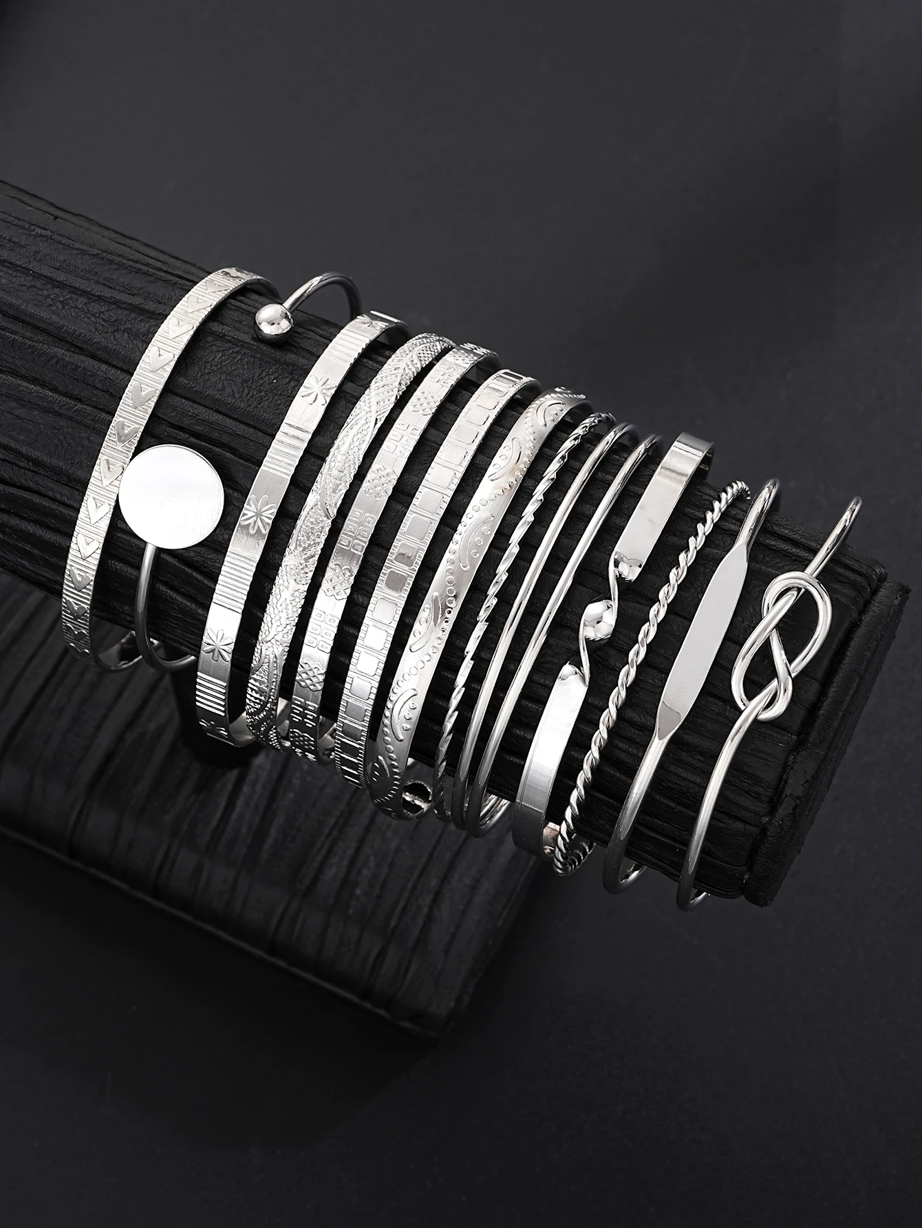 مجموعة أساور نسائية عصرية وبسيطة وأنيقة مكونة من 12 قطعة بأنماط على شكل ألماس، أساور مفتوحة هندسية مناسبة للارتداء اليومي والحفلات والعطلات وعيد الميلاد وعيد الحب والهالوين، أساور جديدة لخريف وشتاء 2025 #4