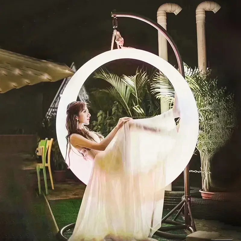 裏庭の夢のようなスイングチェア、子供の庭の造園スイングチェア用の光る機能を備えたユニークなパティオスイング