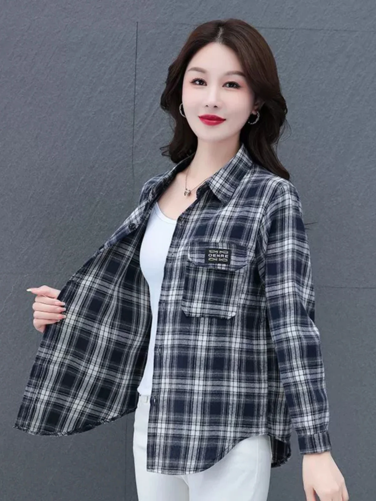 春秋の女性の長袖シャツクラシックチェック柄ルーズママスタイルトップコートイヤーマフ暖かく快適でファッショナブルです