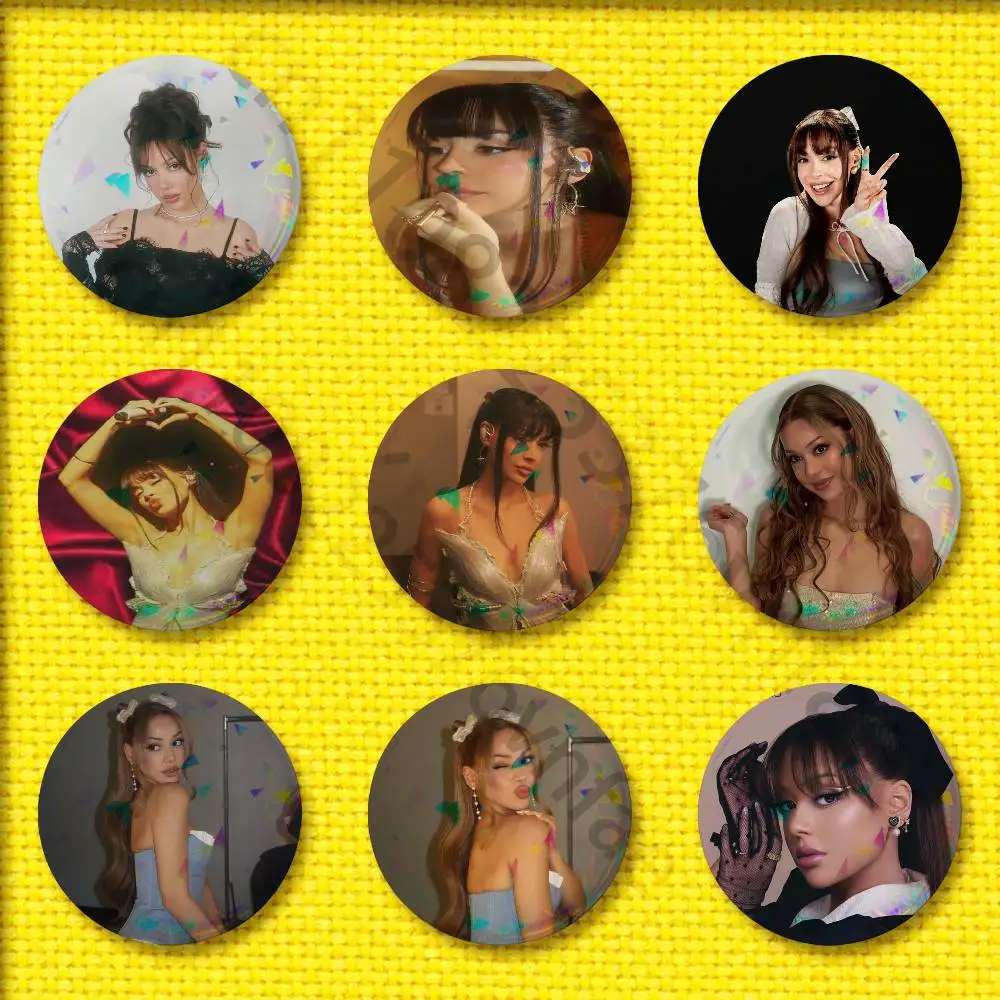 

A-Ayliva In Liebe Weisses Herz Badge 32mm 25mm 44mm 75mm 58mm Round Pin Brooch Souvenir Cosplay Gift Hat Cap Decorations