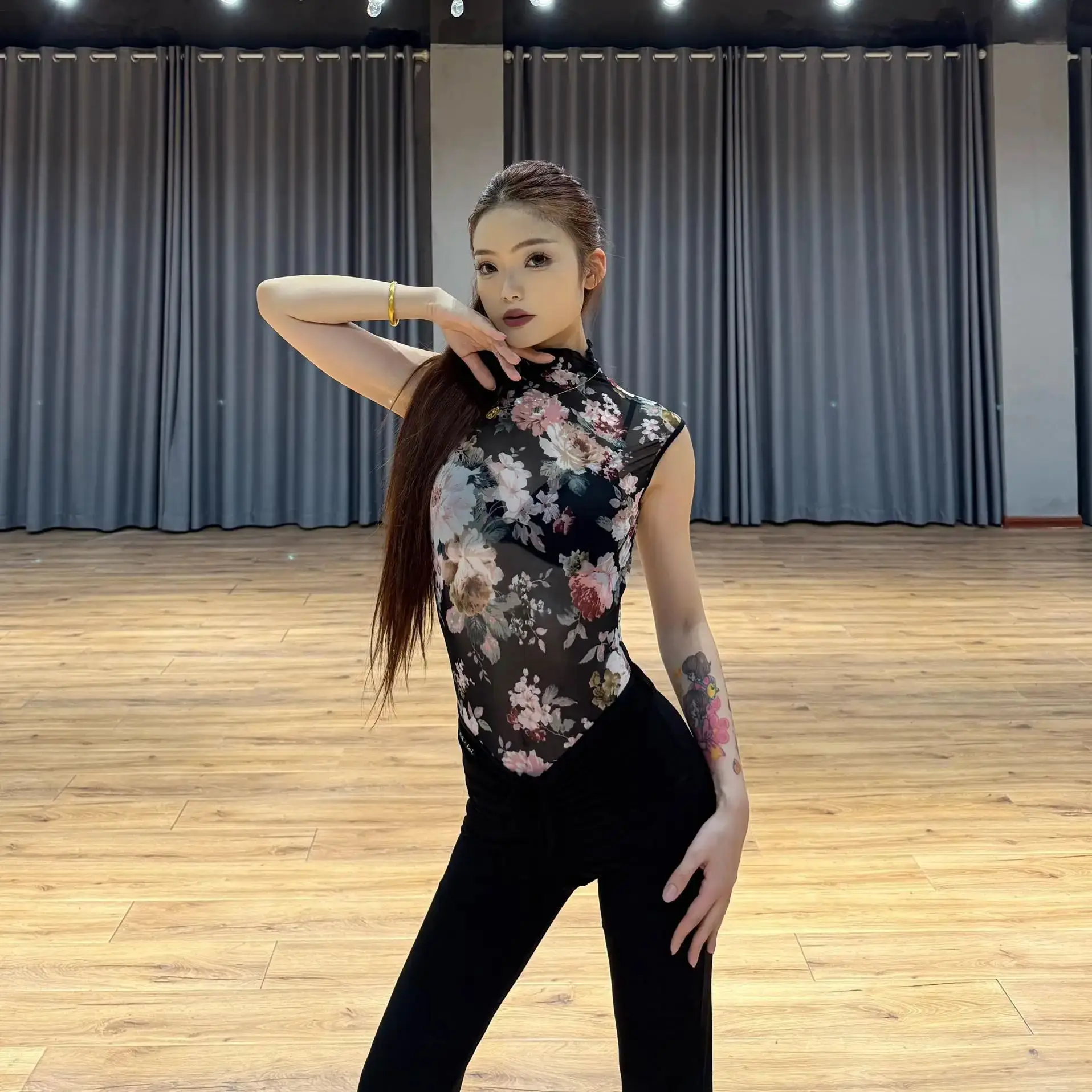 2025 Donne Ballo Latino Top Stampa Senza Maniche Collo Alto Tuta Abiti da Pratica Femminile Samba Chacha Ballo Latino Magliette e camicette DN21019