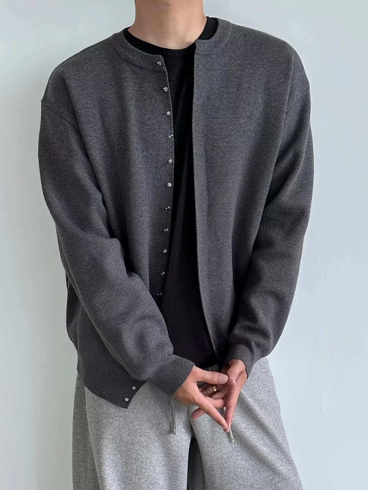 

Мужской вязаный свитер свободного кроя без воротника с заклепками, нейтральный цвет, осенне-зимний, премиум-класса, повседневный стиль