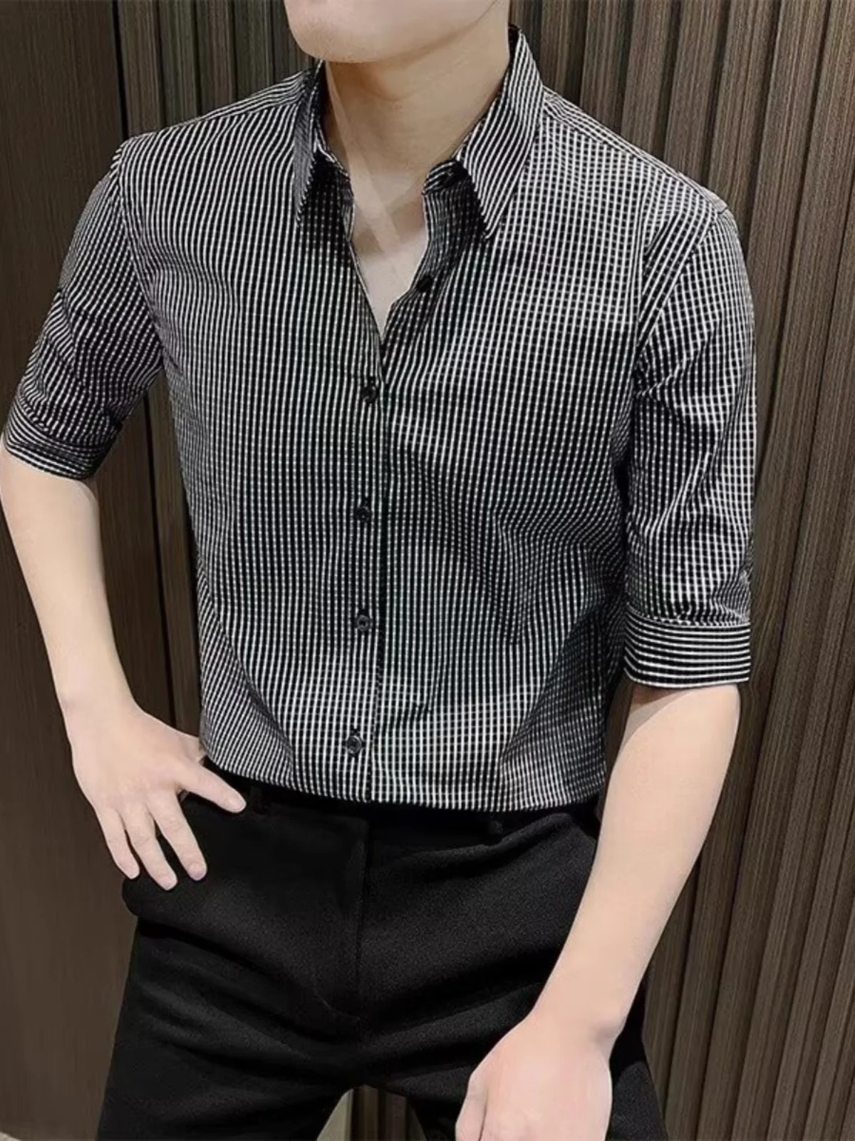 قميص رجالي ضيق صيفي من الحرير الصناعي بنقشة مربعات وأكمام قصيرة، مناسب للأعمال والموضة الشبابية في المدينة، قابل للطباعة وبدو...