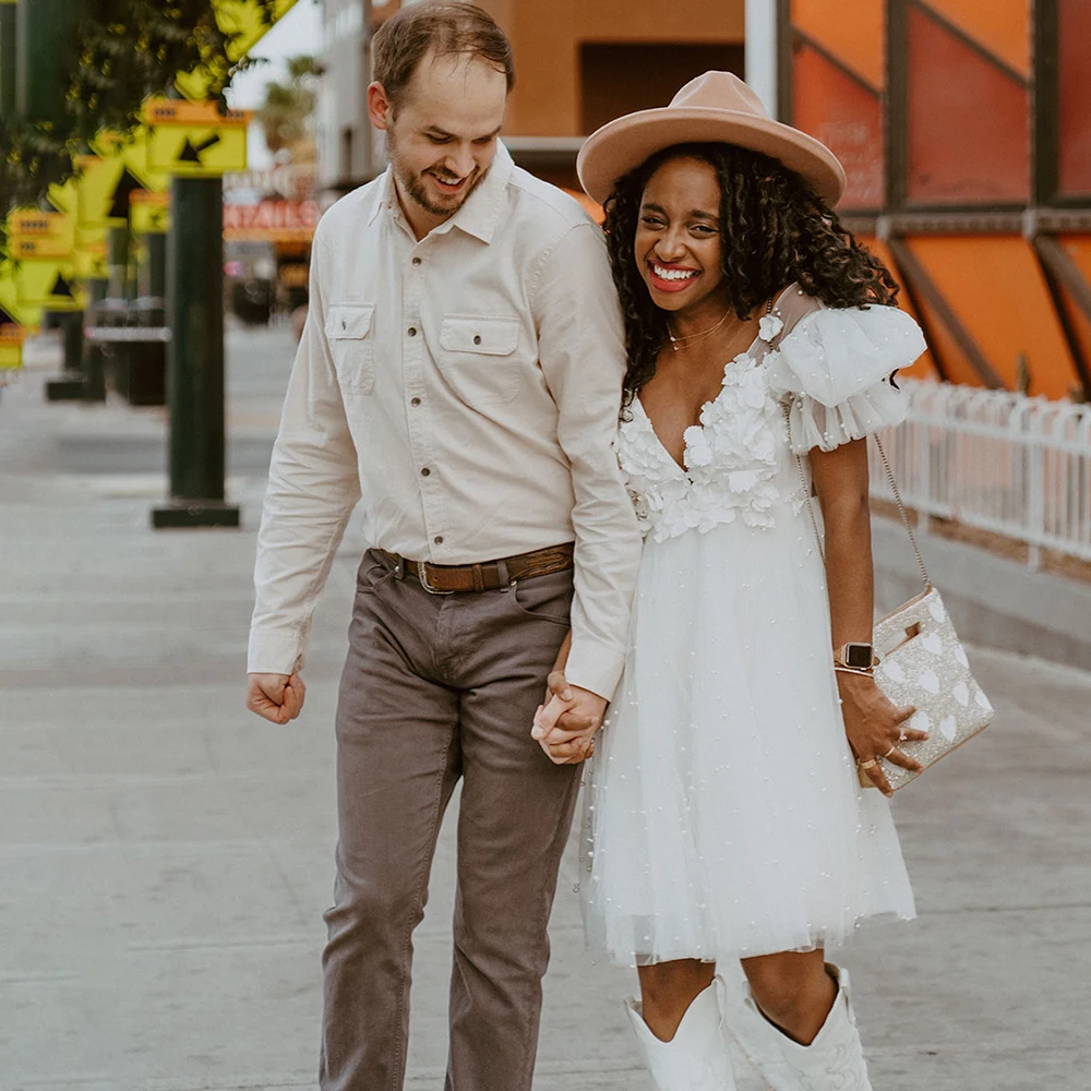 Robe de mariée en Tulle avec perles, longueur genou, décolleté en V plongeant, manches courtes plissées, dos nu, style Boho, fleurs 3D