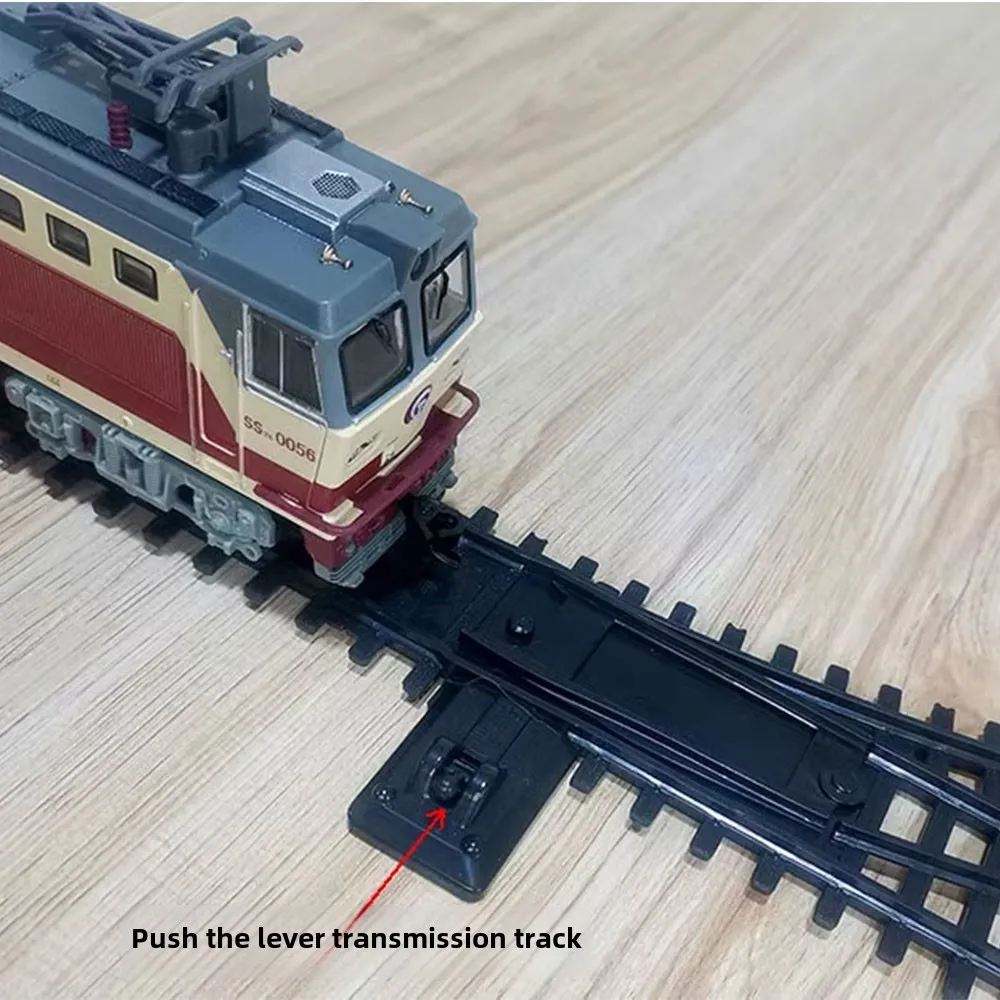 Train électrique Modèle Vintage Gros Plan Formé Par Une Locomotive à Vapeur Et D'un Livre Vert Les Voitures Particulieres D Execution Sur Les Rails Image209690856
